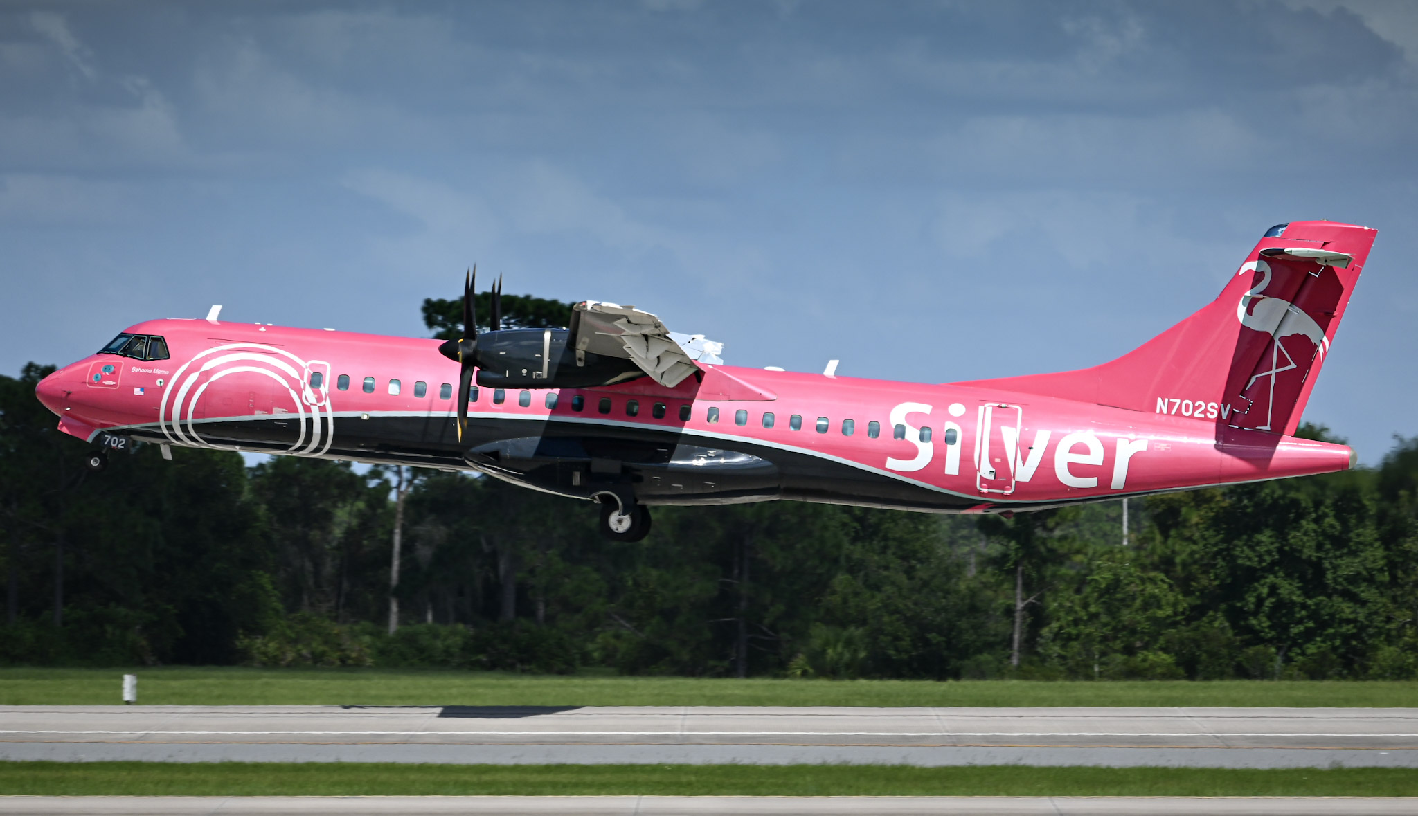 Full size: Silver Airways AT76 N702SV at Orlando International Airport