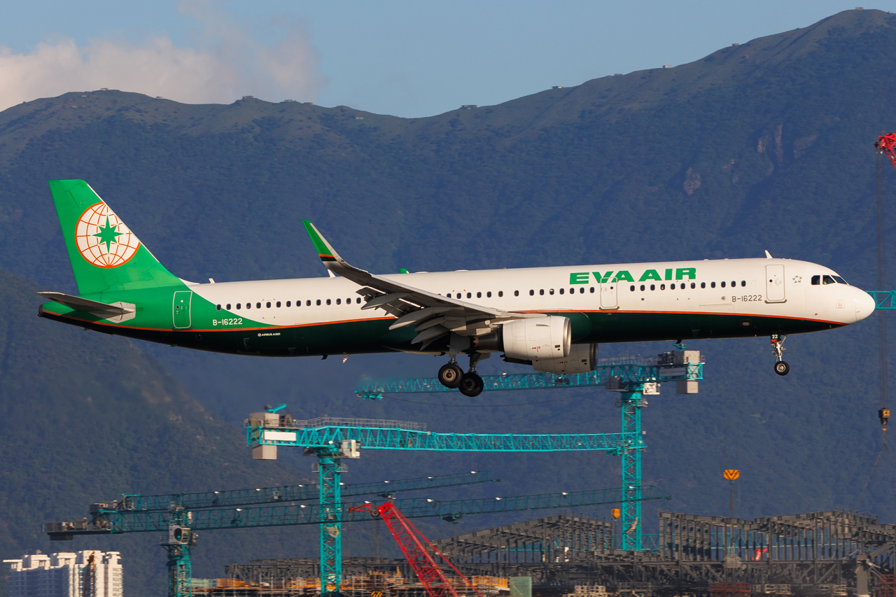 Full size: EVA Air Airbus A321-200 B-16222 at Hong Kong International Airport