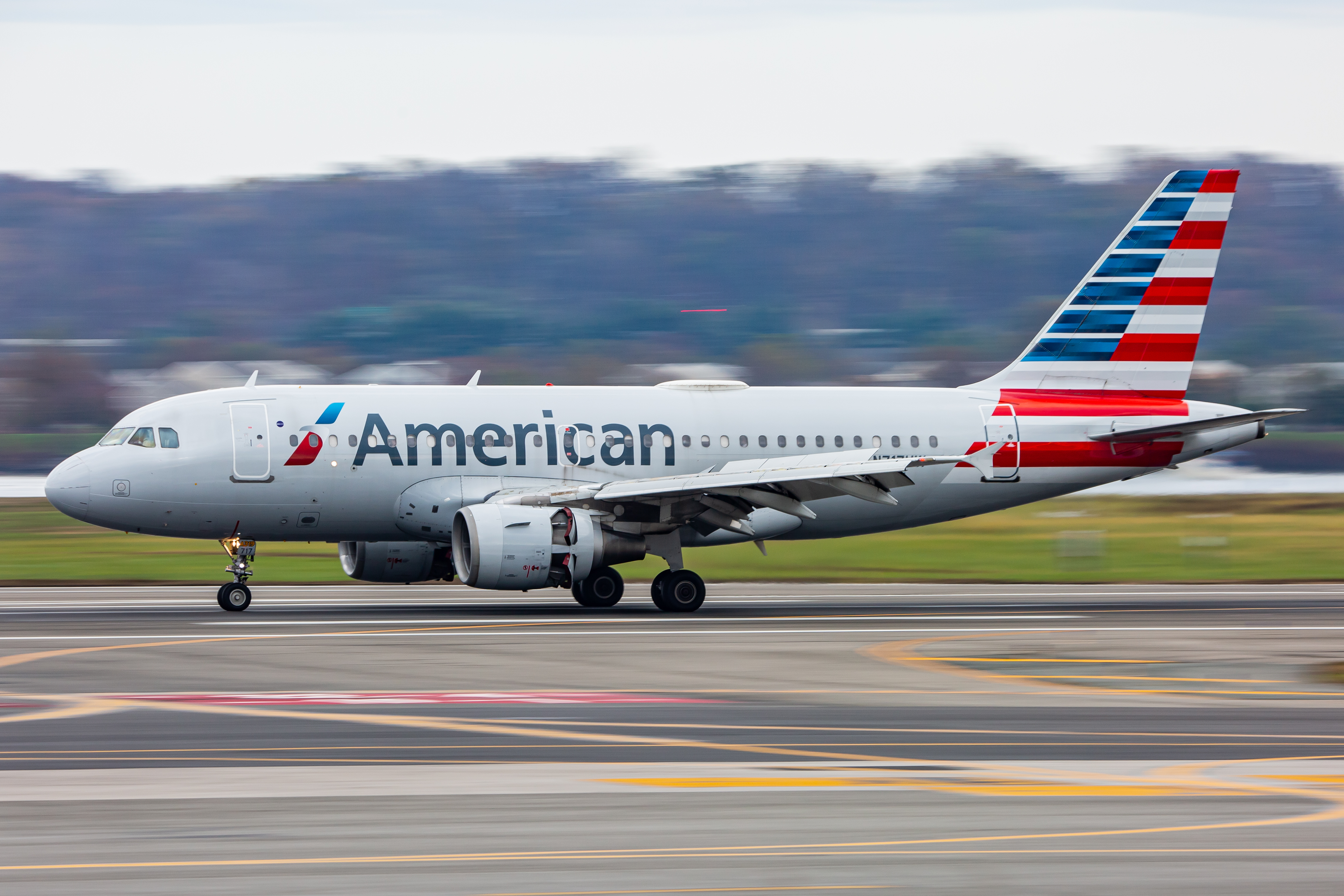 Full size: American Airlines Airbus A319  N717UW at Ronald Reagan National Airport