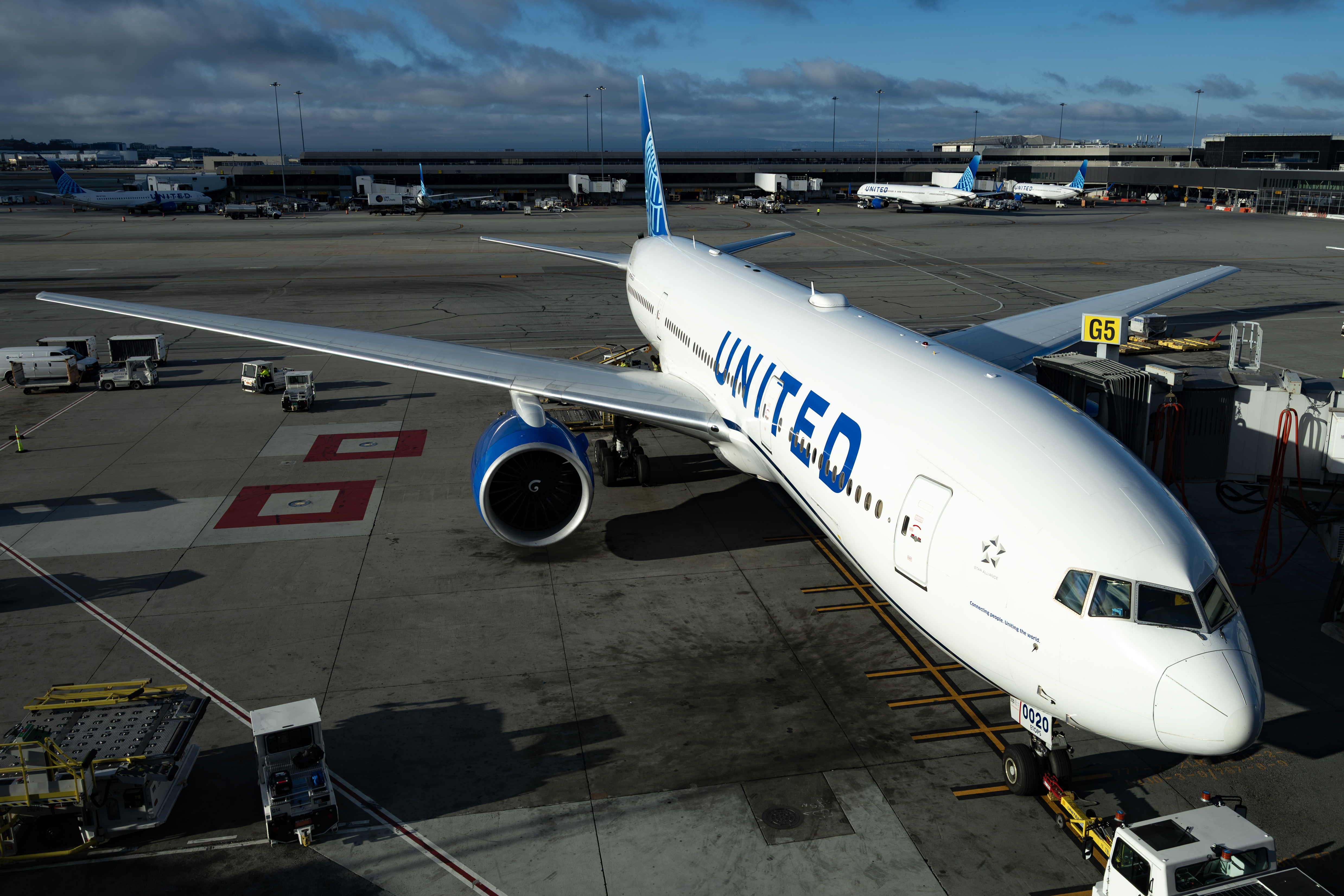 Full size: United Airlines Boeing 777-200ER N69020 at San Francisco International Airport