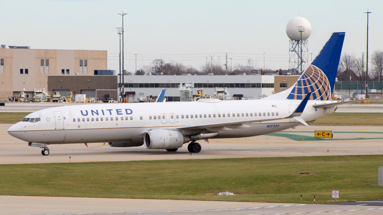 Full size: United Airlines Boeing 737-800 N17229 at Indianapolis International Airport