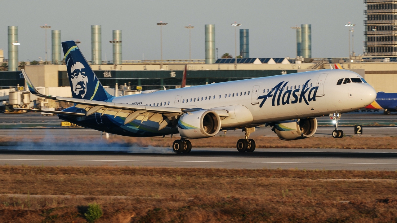 Full size: Alaska Airlines Airbus A321NEO N925VA at Los Angeles International Airport