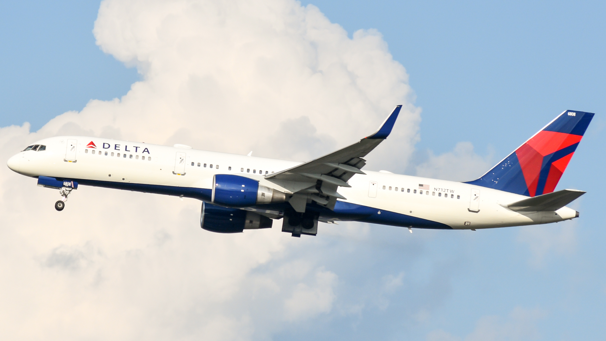 Full size: Delta Airlines Boeing 757-200 N712TW at Ronald Reagan National Airport