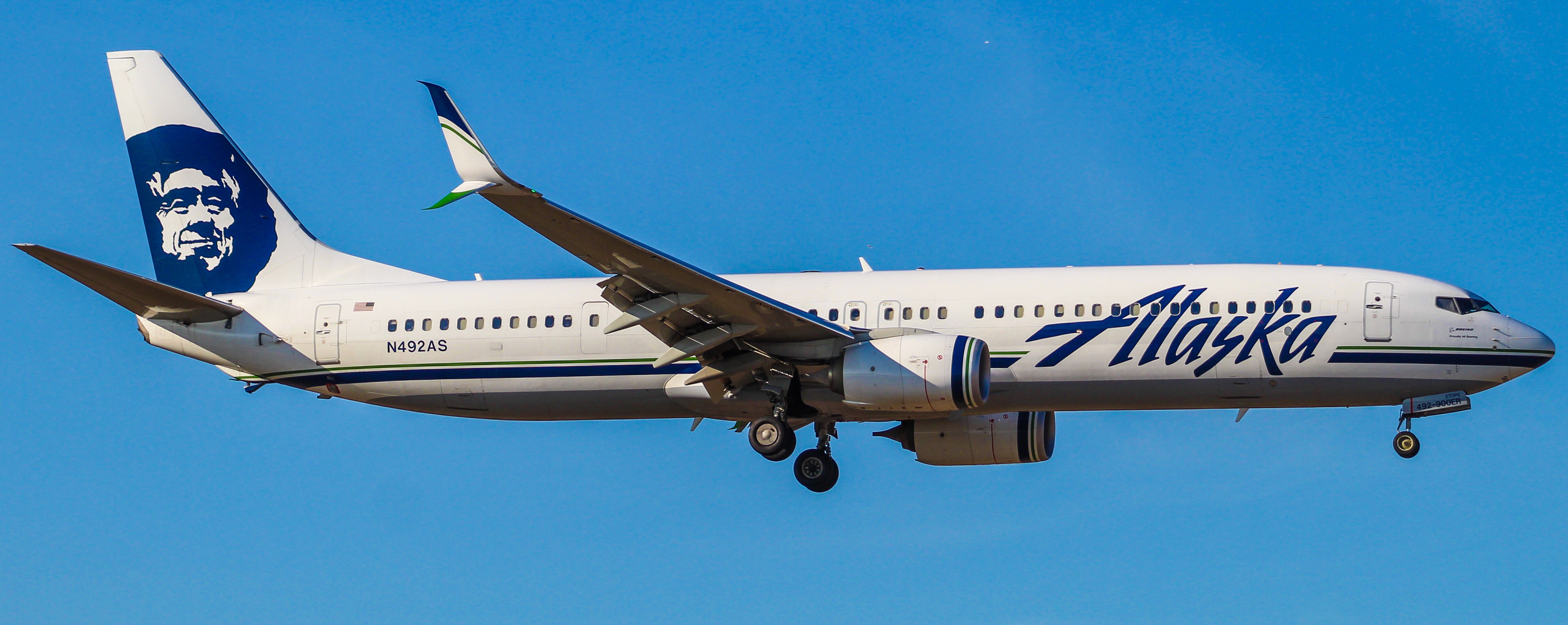 Full size: Alaska Airlines Boeing 737-900ER N492AS at Philadelphia International Airport