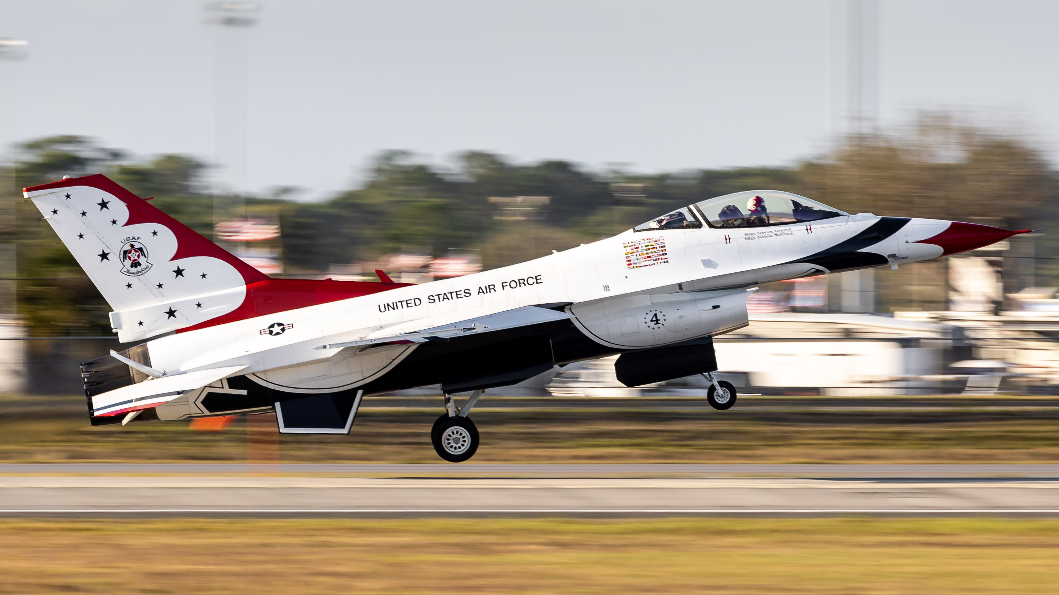 Full size: USAF - United States Air Force General Dynamics F-16 Fighting Falcon THUNDERBIRD 4 at Daytona Beach International Airport