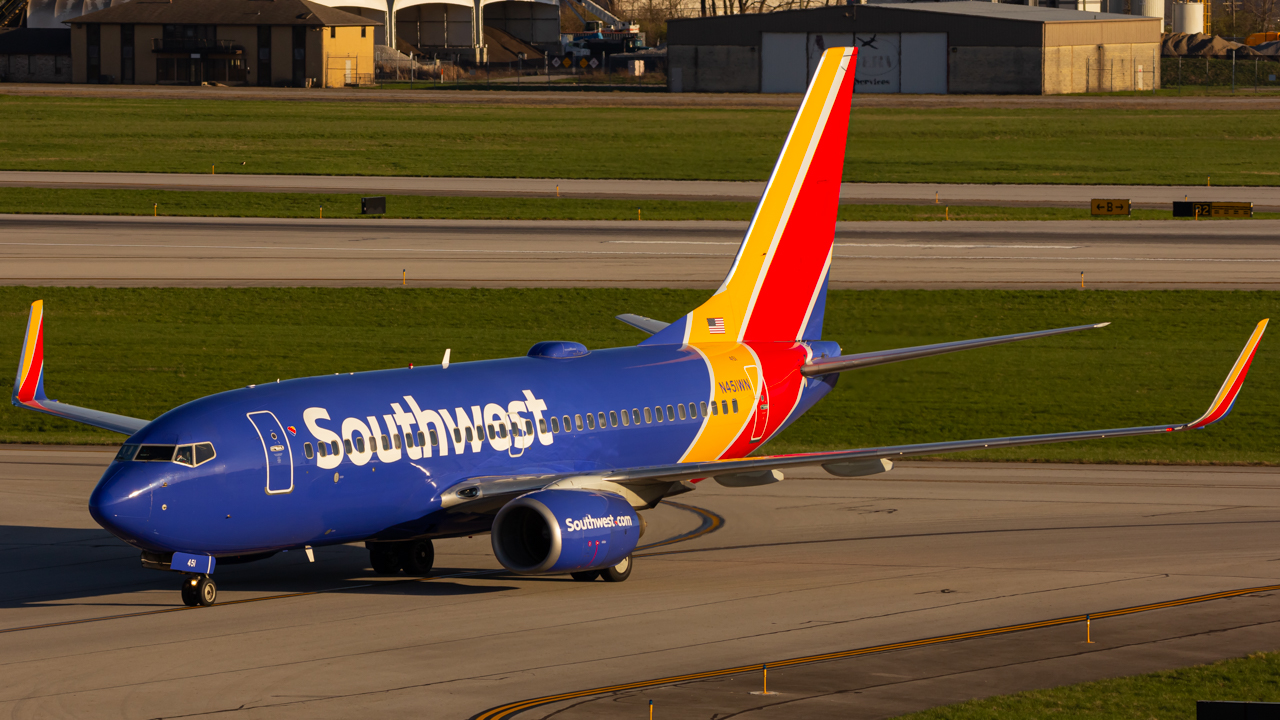 Full size: Southwest Airlines Boeing 737-700 N451WN at John Glenn Columbus International Airport