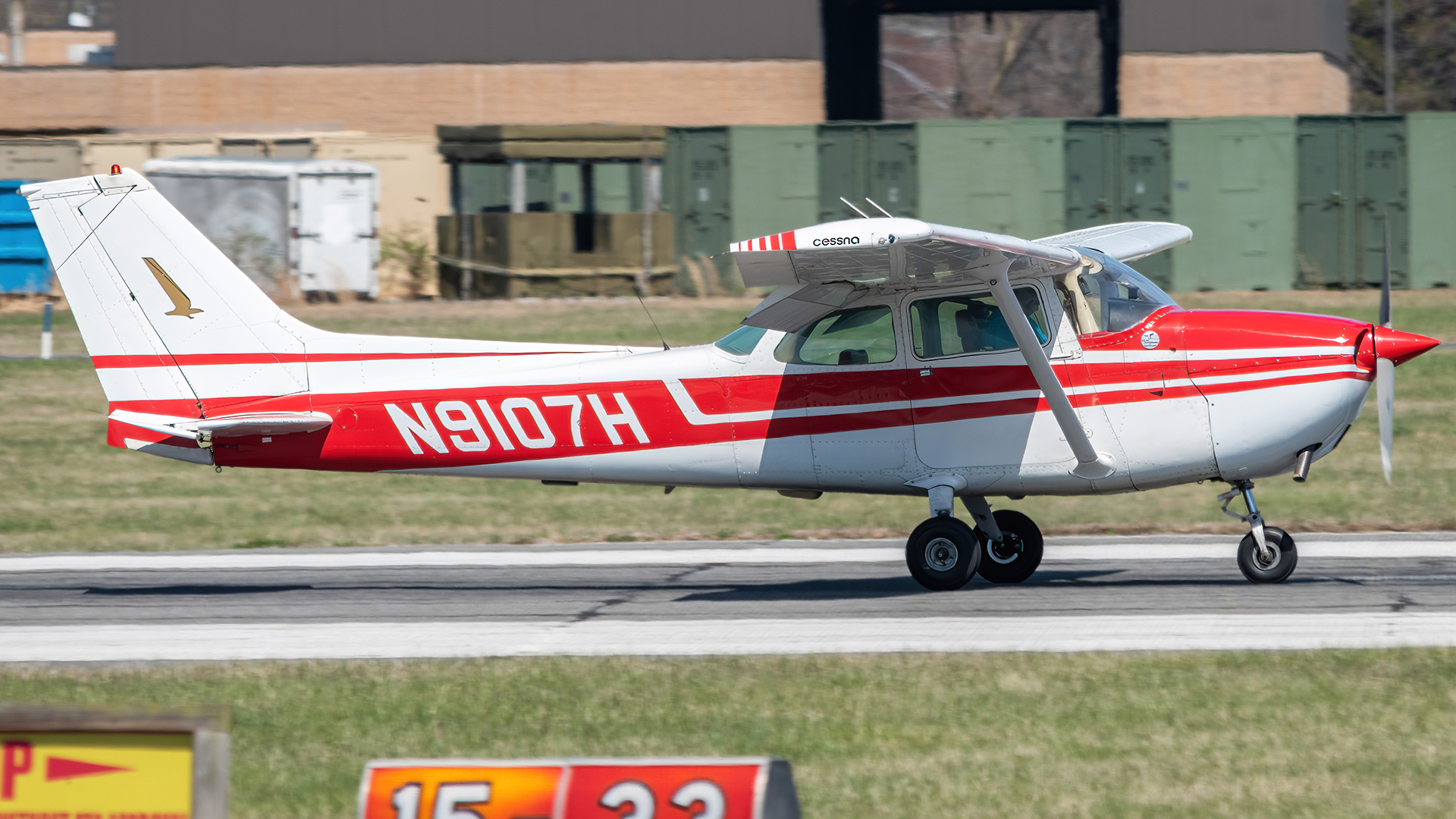 Full size: PRIVATE Cessna 172 N9107H at Martin State Airport