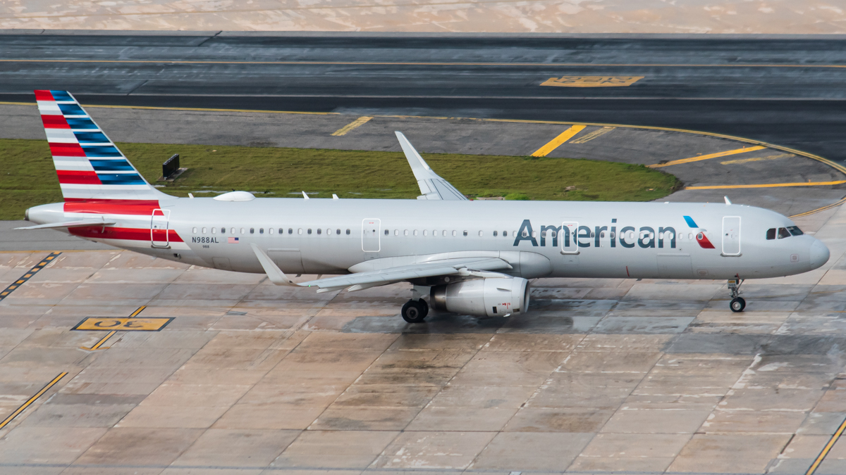Full size: American Airlines Airbus A321-200 N988AL at Cancun International Airport