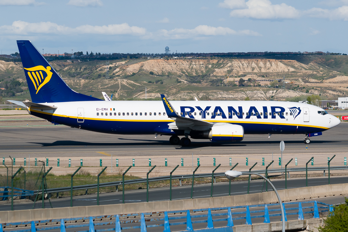 Full size: RyanAir Boeing 737-800 EI-EMH at Madrid Barajas Airport
