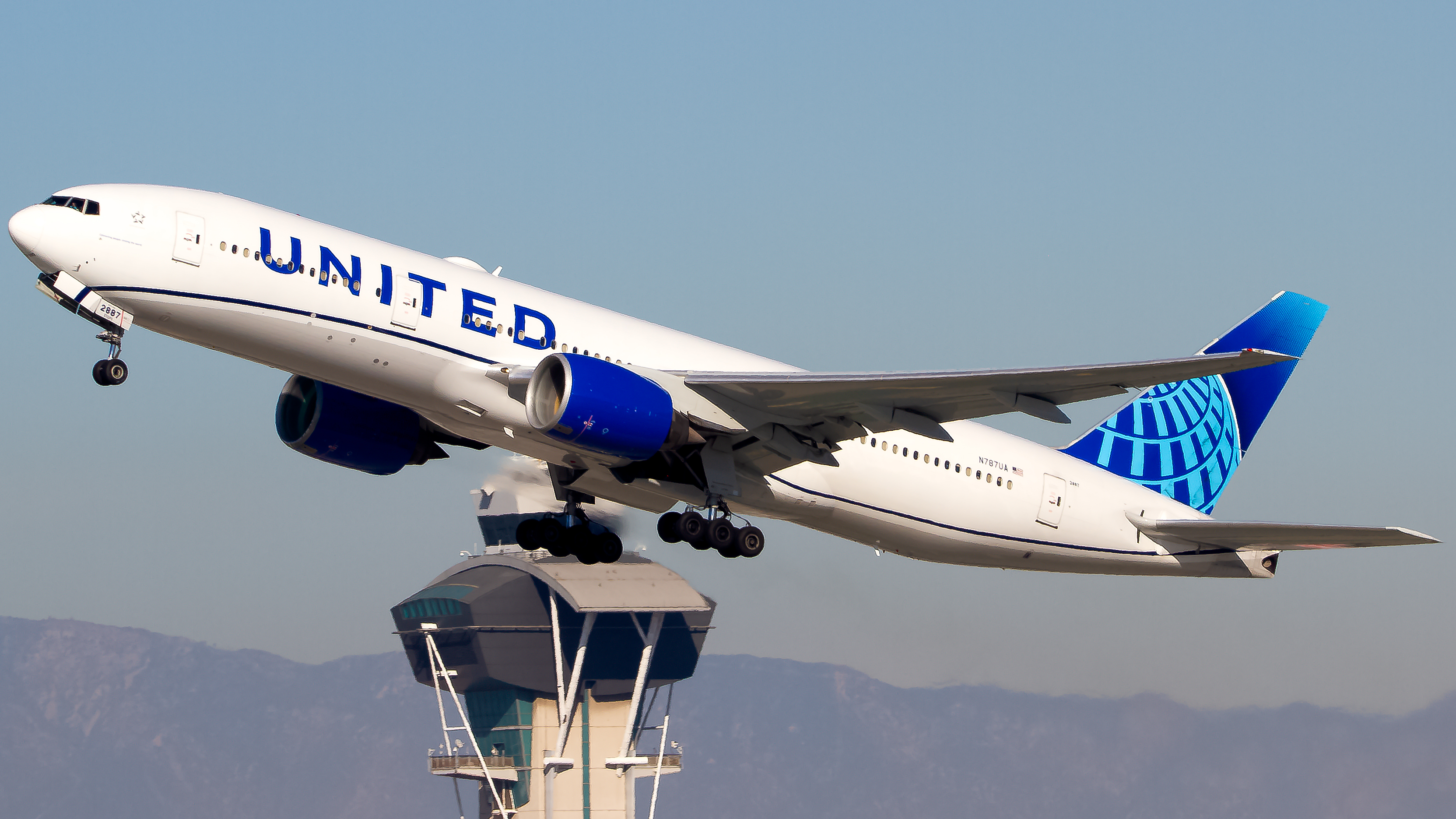 Full size: United Airlines Boeing 777-200ER N787UA at Los Angeles International Airport