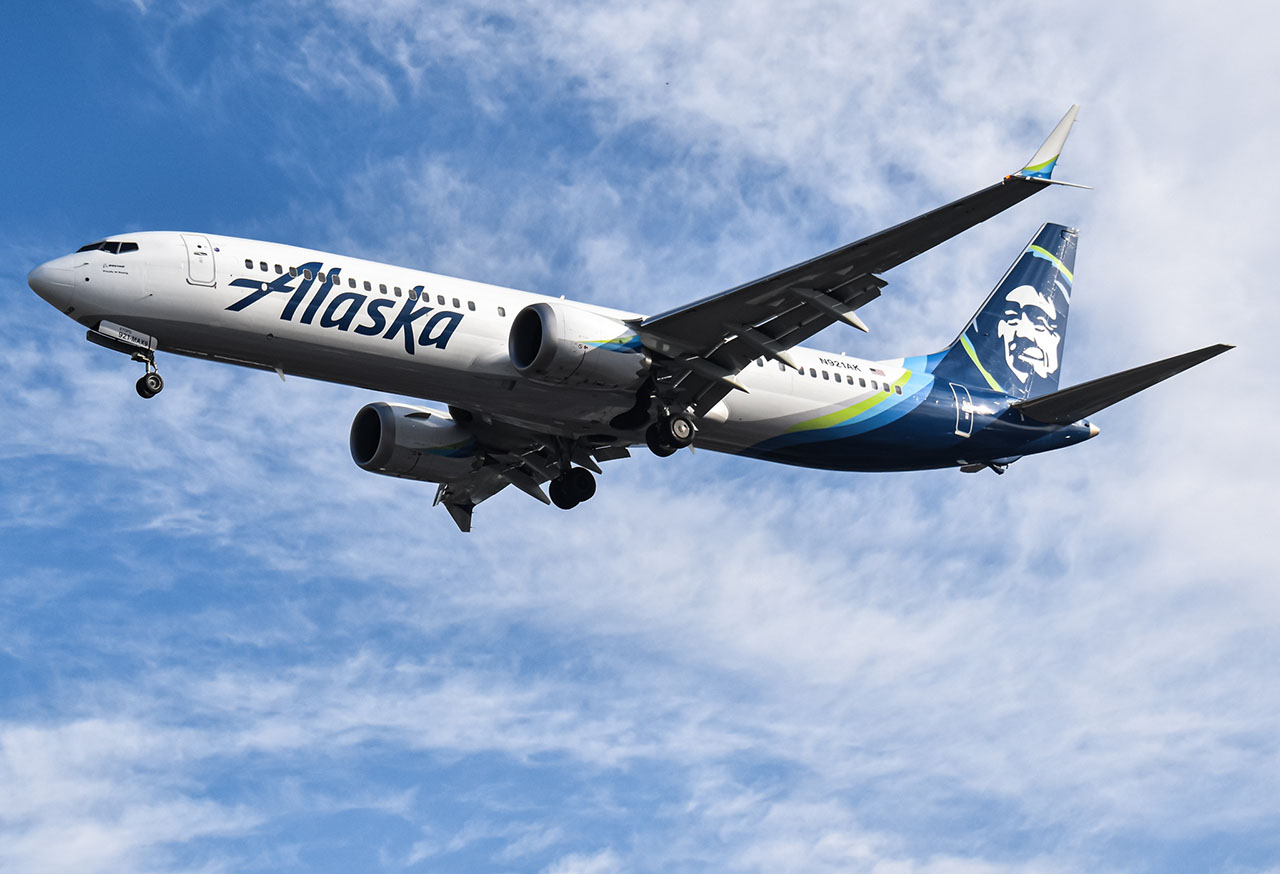Full size: Alaska Airlines Boeing 737 MAX 9 N921AK at San Diego International Airport