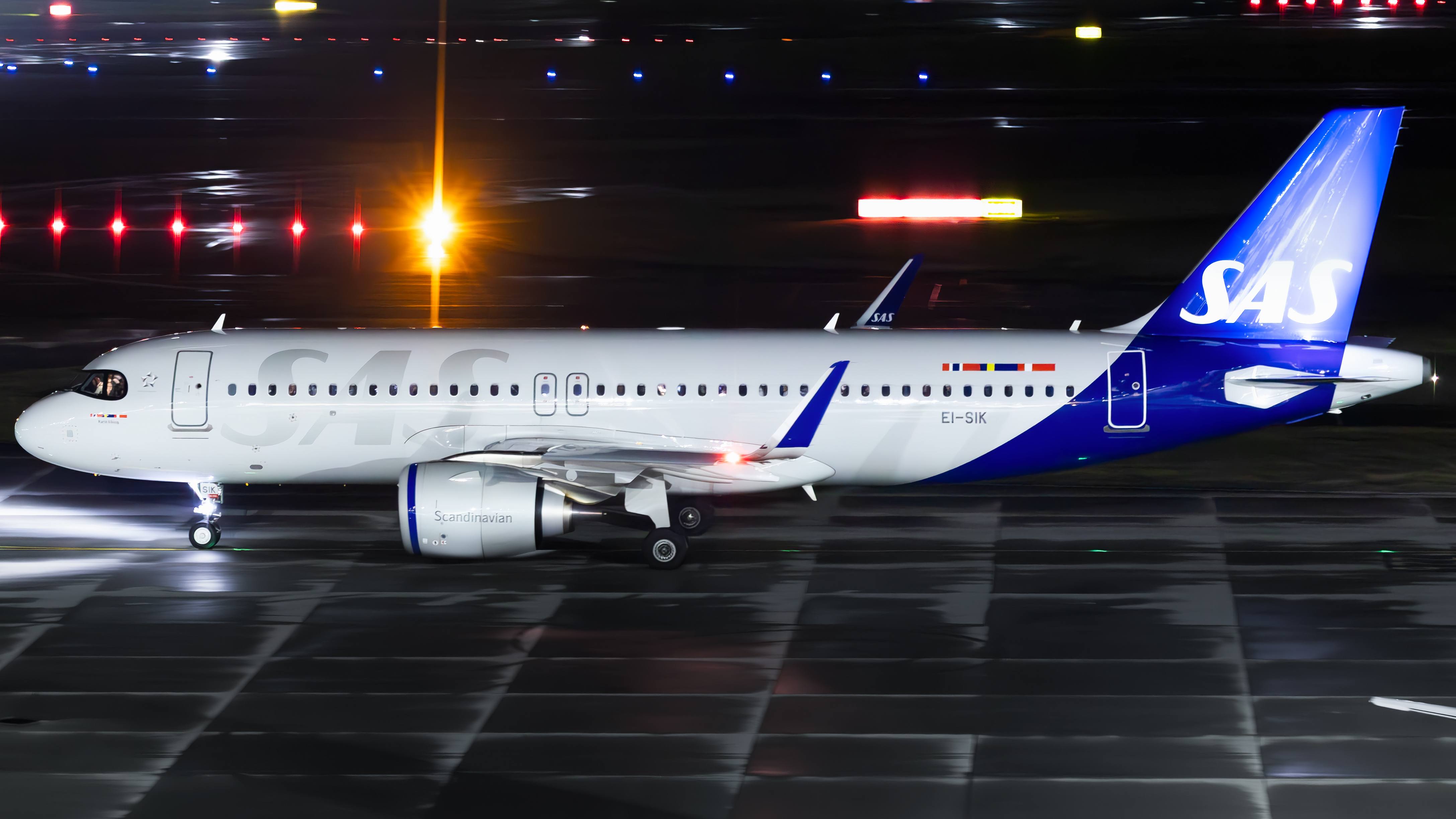 Full size: Scandinavian Airlines Airbus A320NEO EI-SIK at London Heathrow International Airport