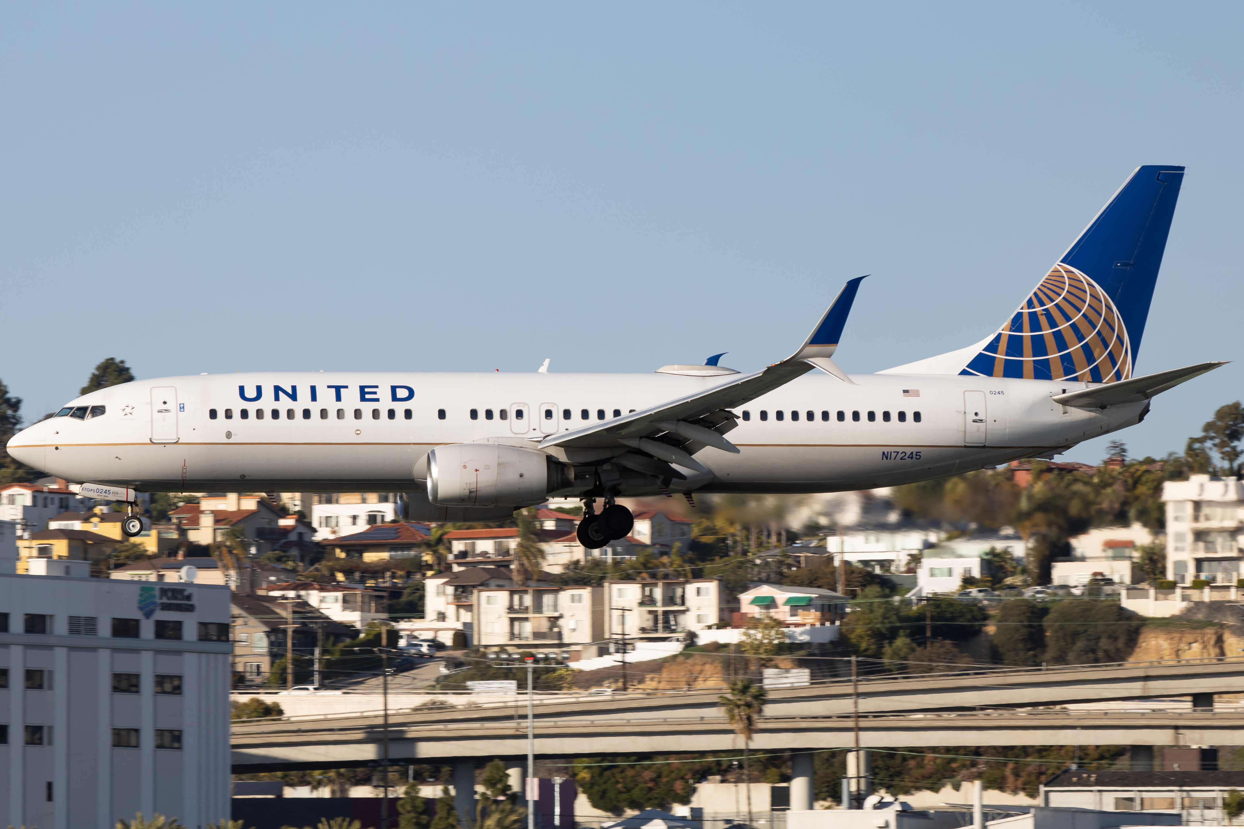 Full size: United Airlines Boeing 737-800 N17245 at San Diego International Airport