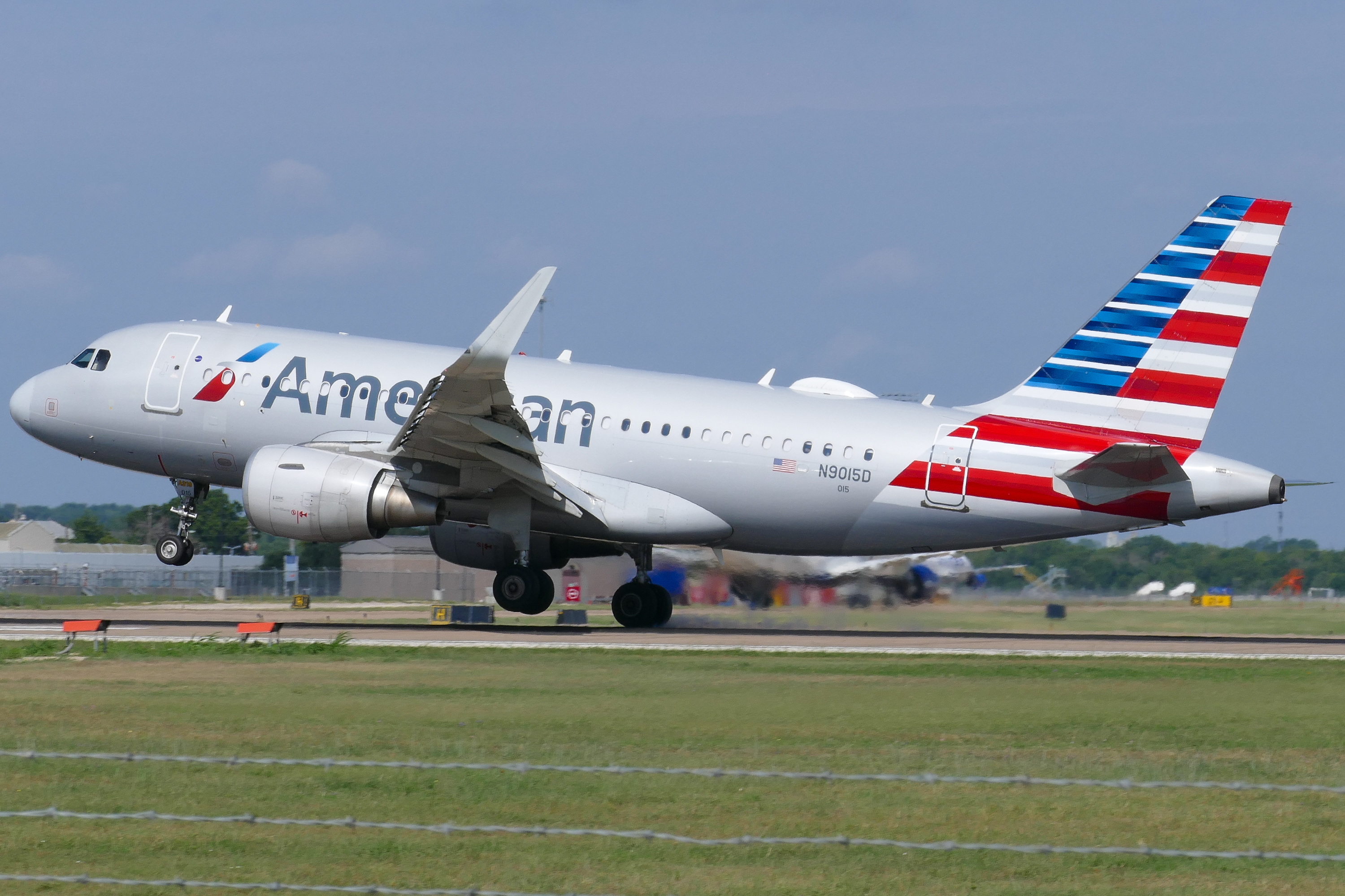 Full size: American Airlines Airbus A319 N9015D at Austin-Bergstrom International Airport