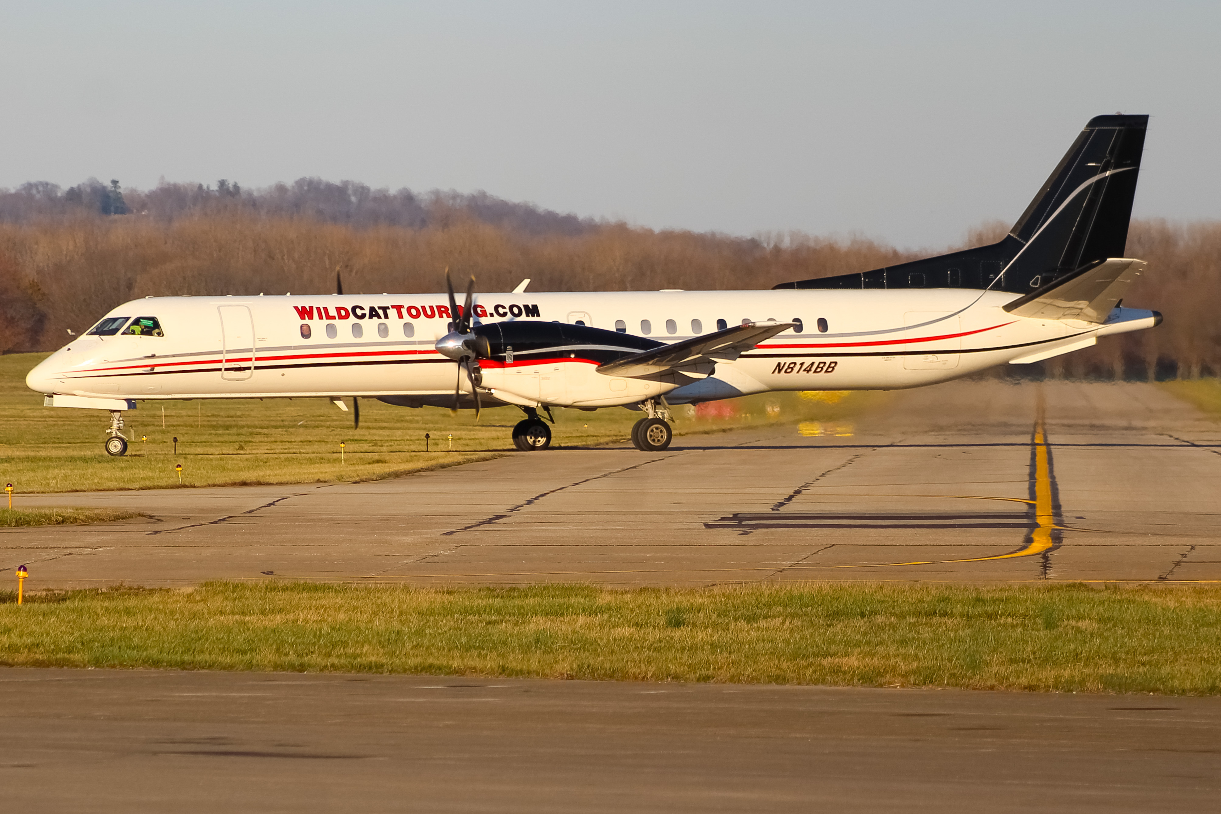 Full size: Wild Cat Touring Saab 2000 N814BB at Cincinnati Municipal Airport/Lunken Field