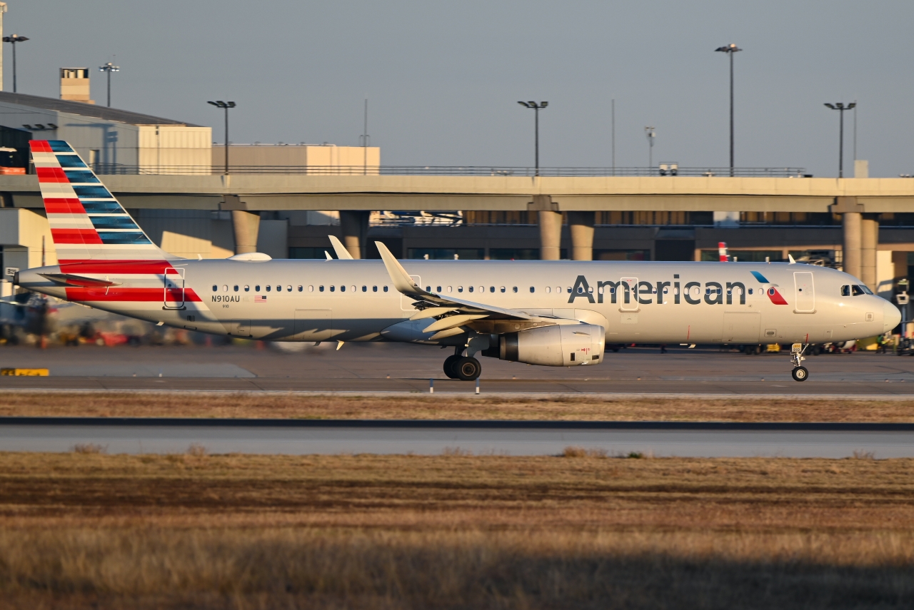 Full size: American Airlines Airbus A321-200 N910AU at Dallas-Fort Worth International Airport