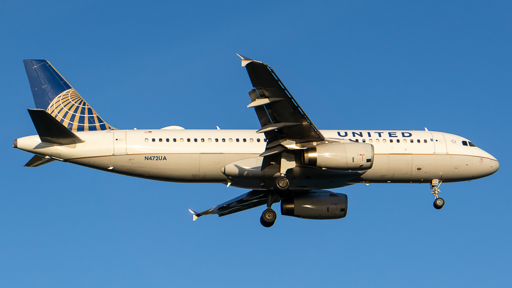 Full size: United Airlines Airbus A320 N472UA at General Edward Lawrence Logan International Airport