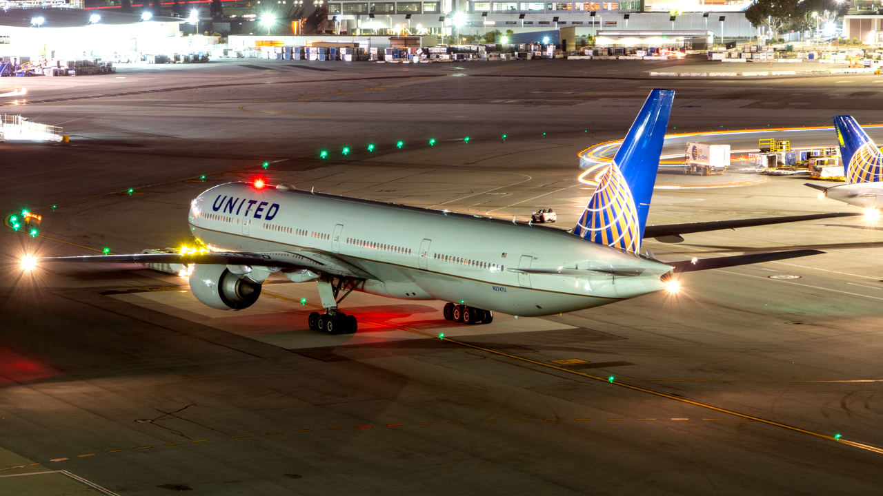 Full size: United Airlines Boeing 777-300ER N2747U at San Francisco International Airport