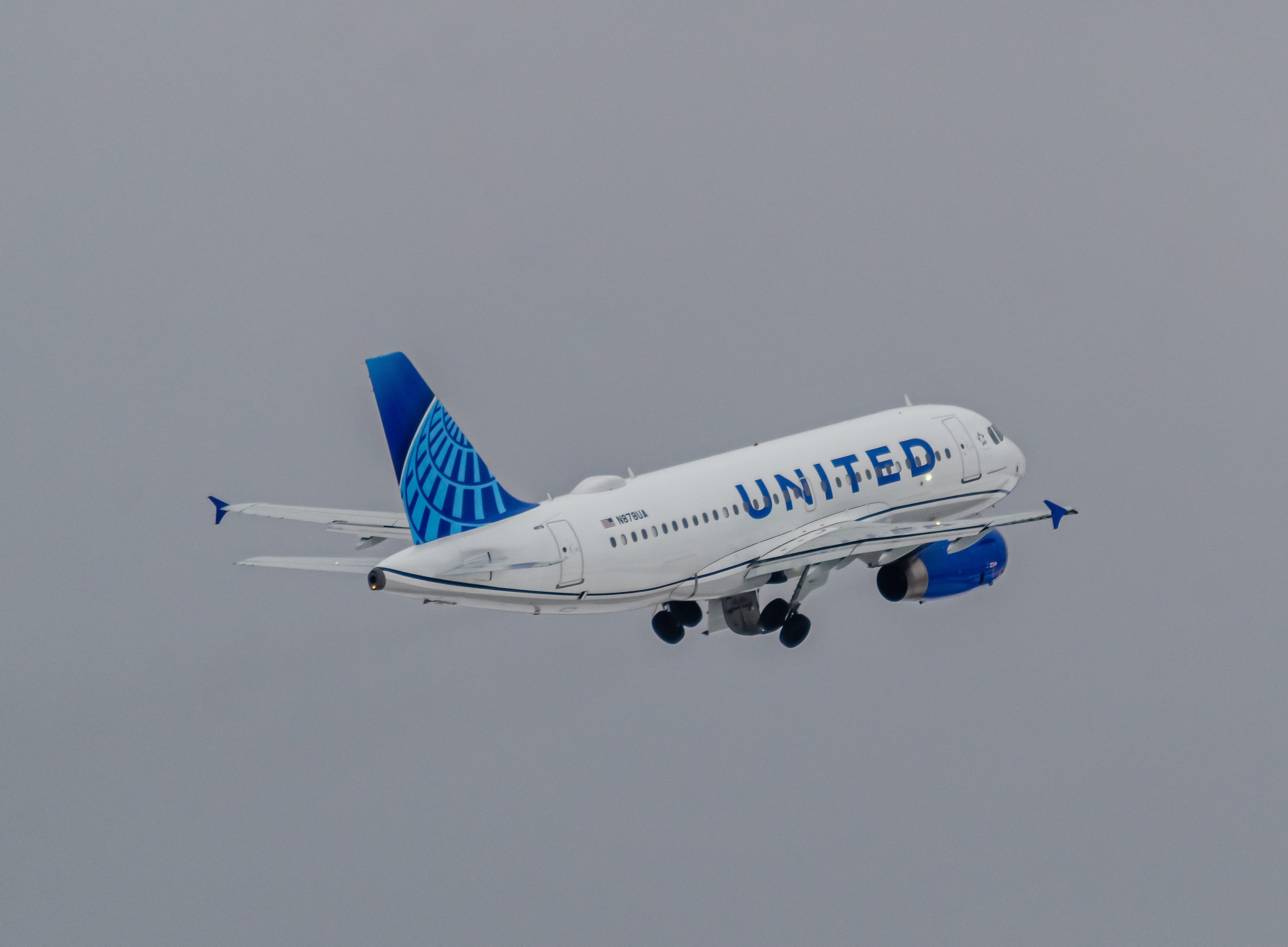 Full size: United Airlines Airbus A319 N878UA at General Mitchell International Airport