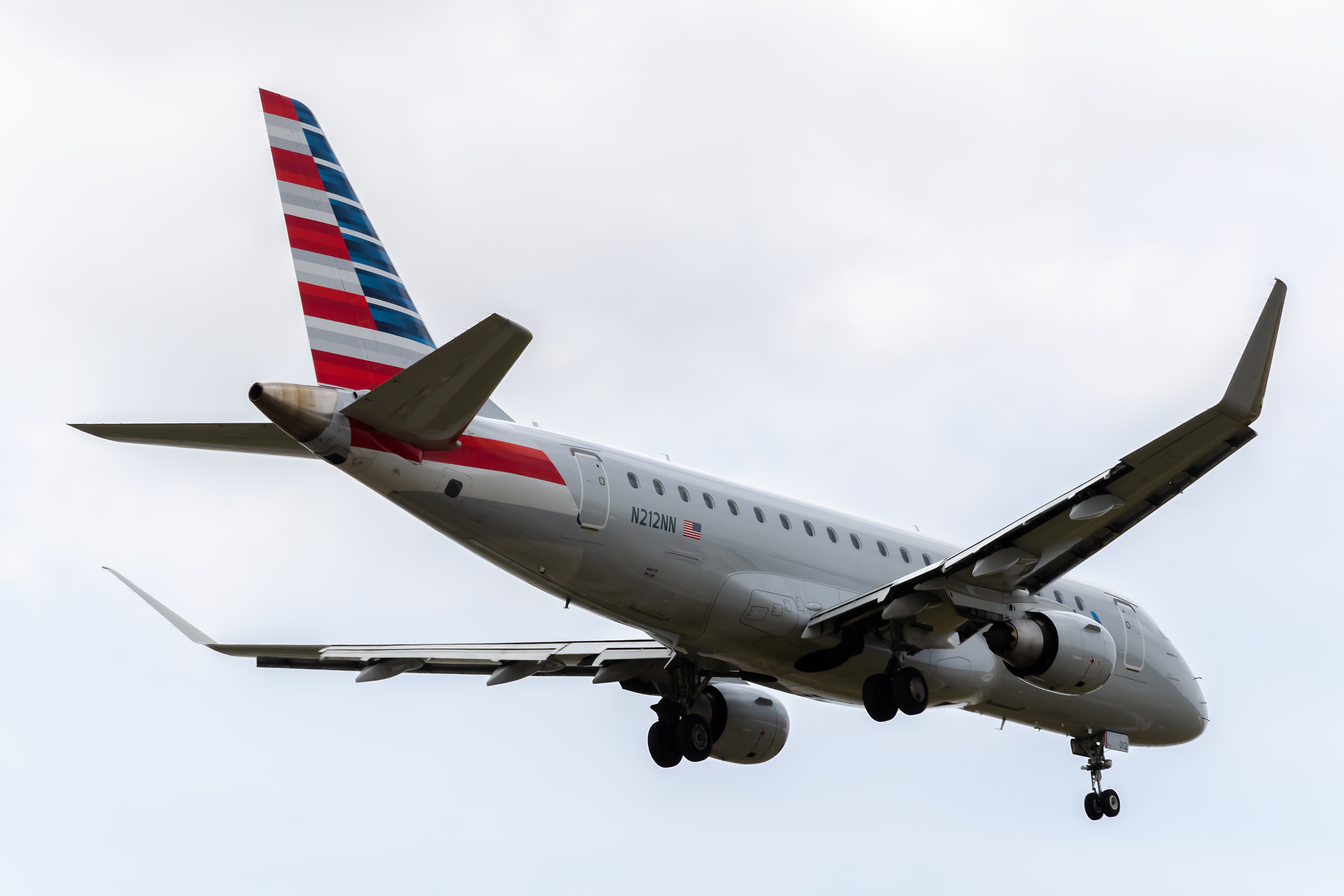 Full size: American Eagle Embraer E175 N212NN at Los Angeles International Airport