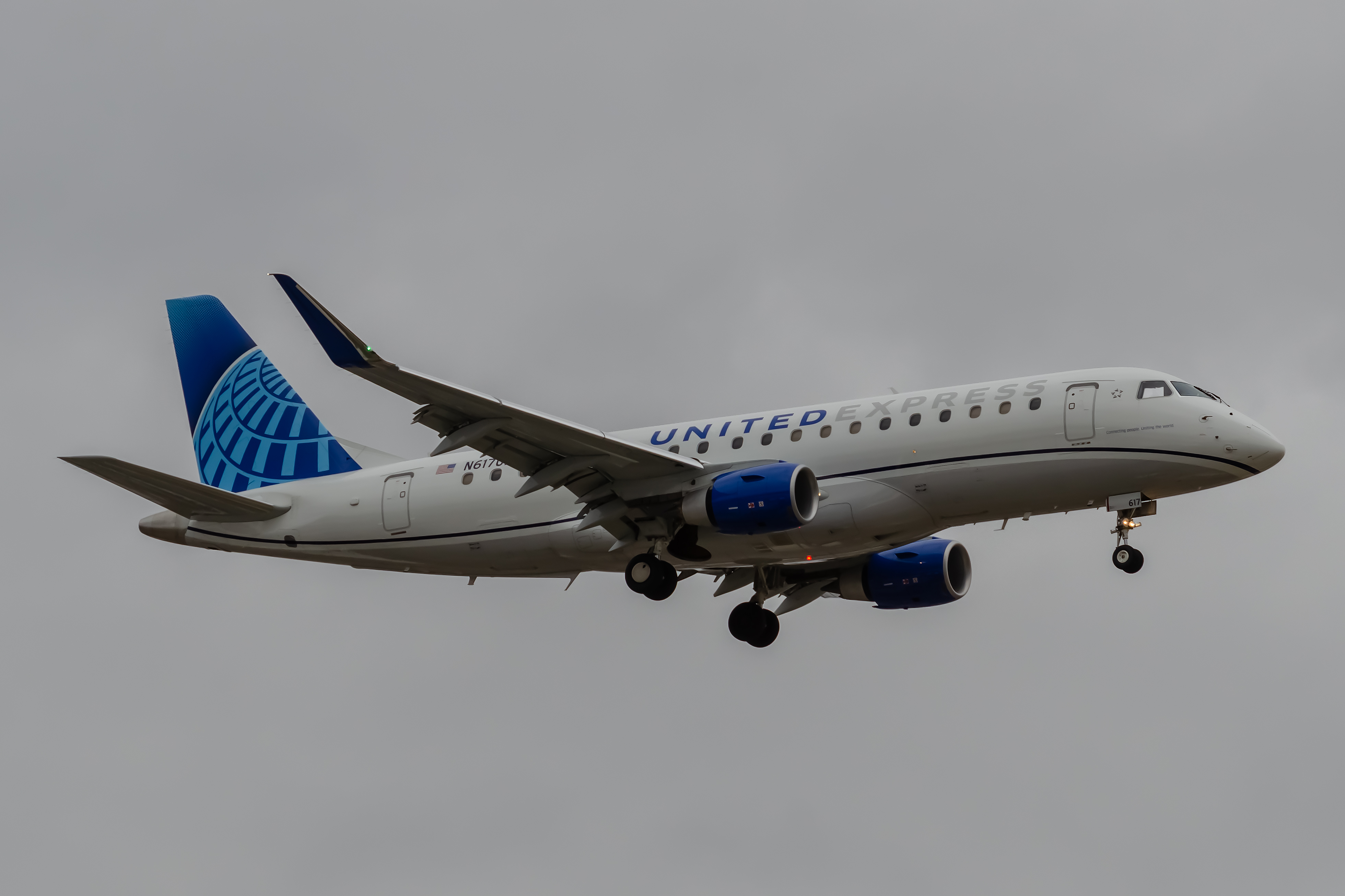 Full size: United Airlines Embraer E175 N617UX at Chicago O'Hare International Airport
