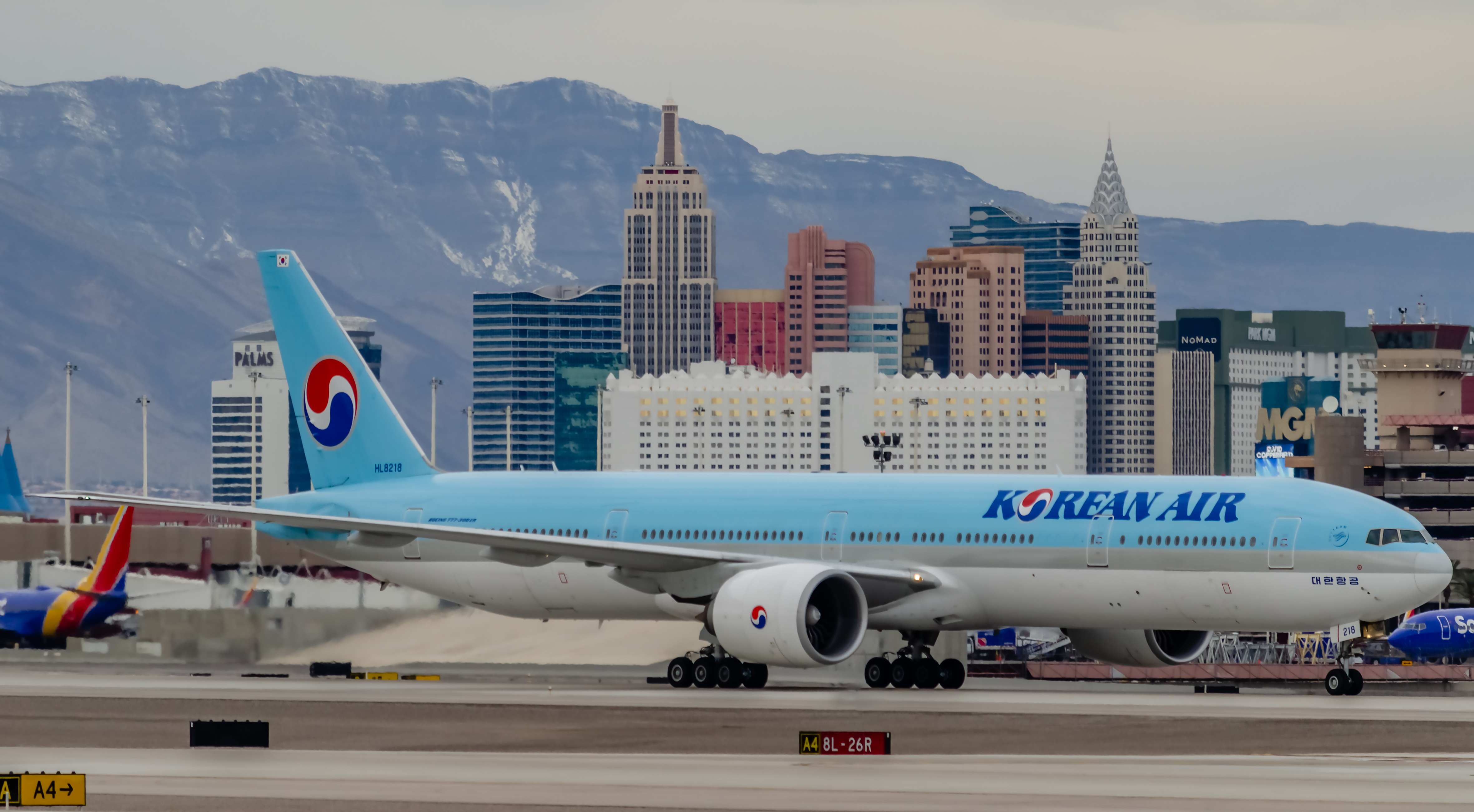 Full size: Korean Air Boeing 777-300ER HL8218 at Harry Reid International Airport