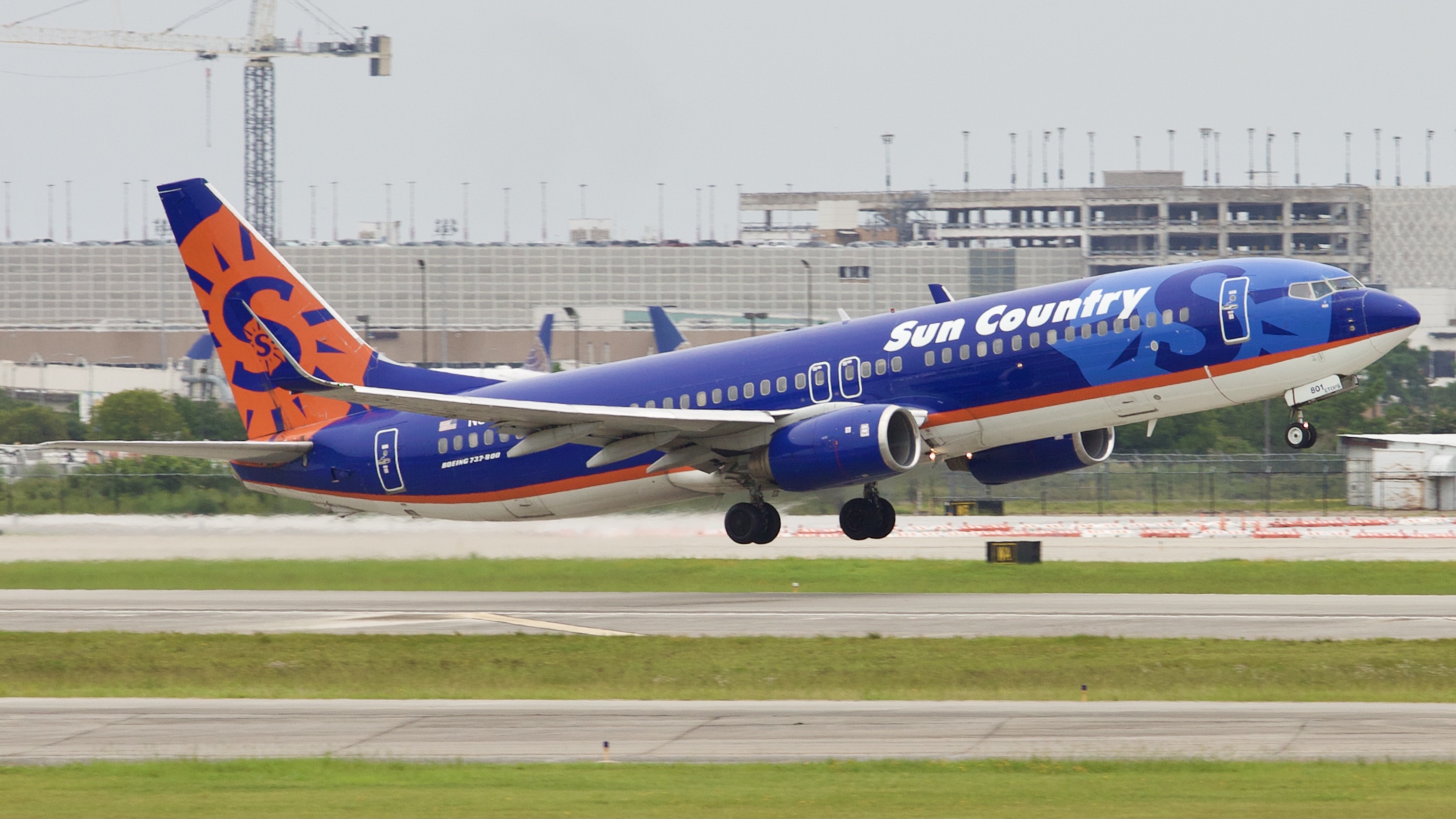Full size: Sun Country Airlines Boeing 737-800 N801SY at Houston-George Bush Intercontinental Airport