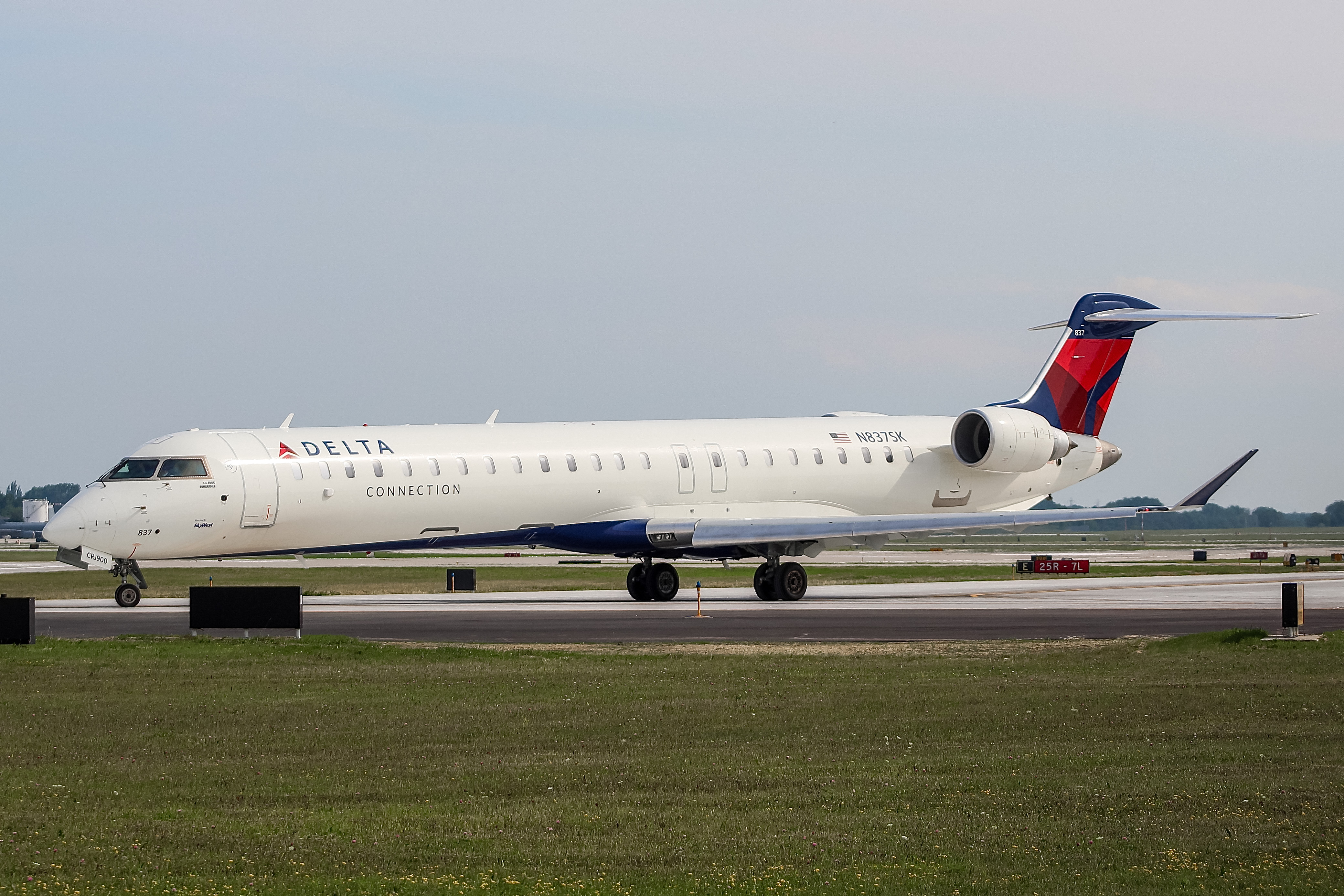 Full size: Delta Connection Mitsubishi CRJ-900 N837SK at General Mitchell International Airport