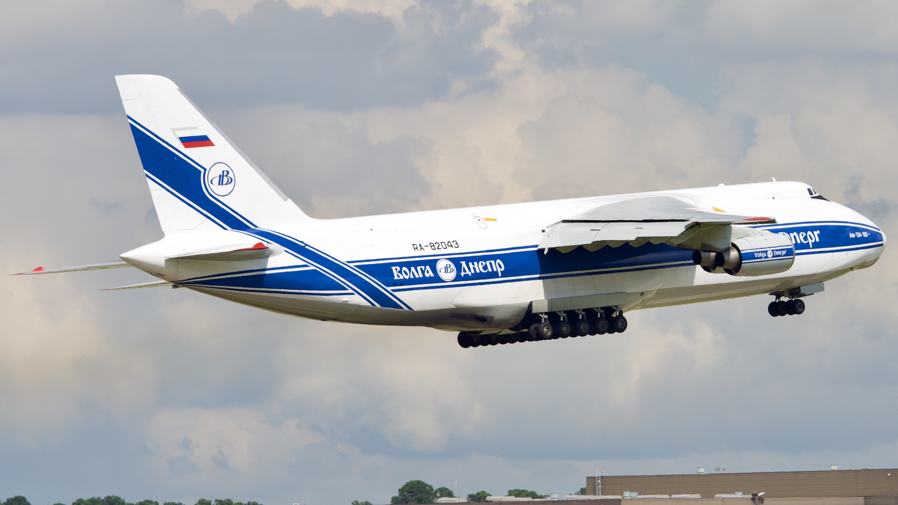 Full size: Volga-Dnepr Airlines Antonov AN-124 RA-82043 at Houston-George Bush Intercontinental Airport