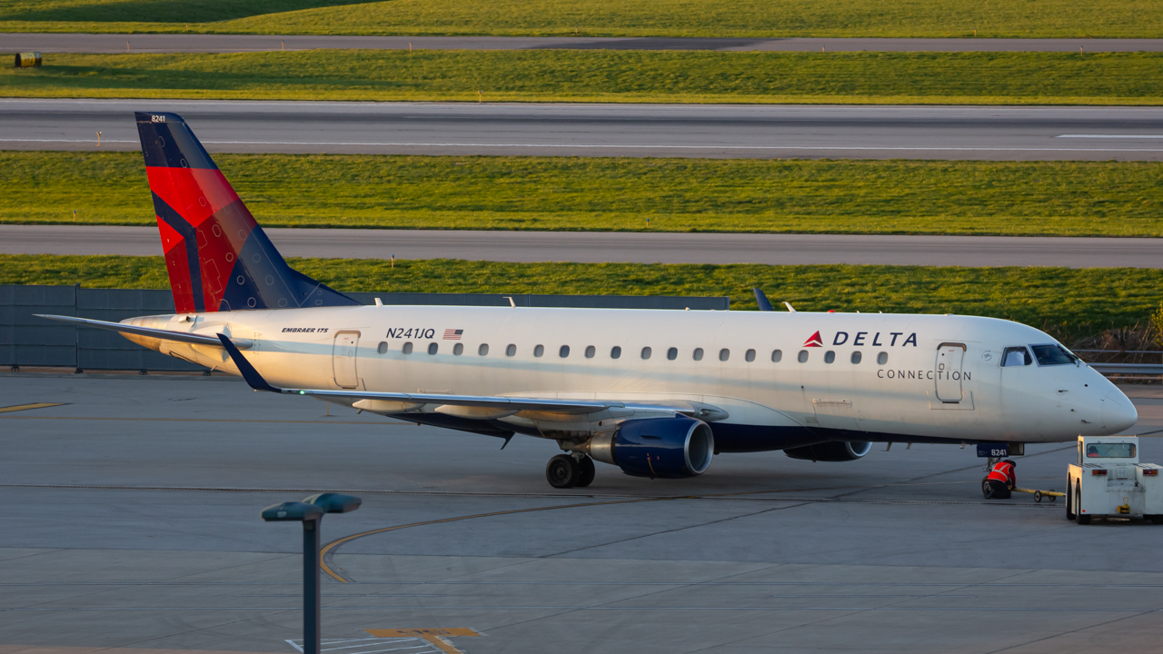 Full size: Delta Connection Embraer E170 N241JQ at John Glenn Columbus International Airport