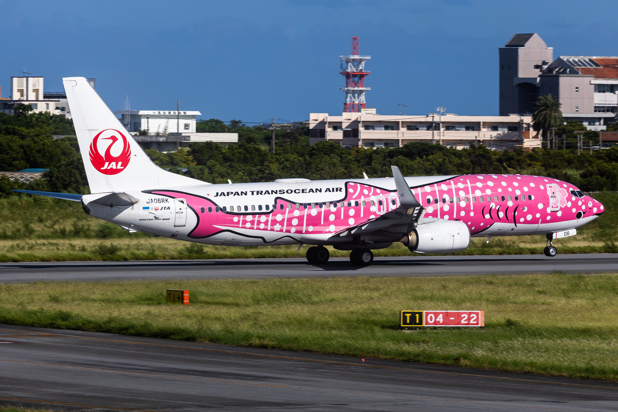 Full size: Japan Airlines Boeing 737-800 JA06RK at Miyako Airport
