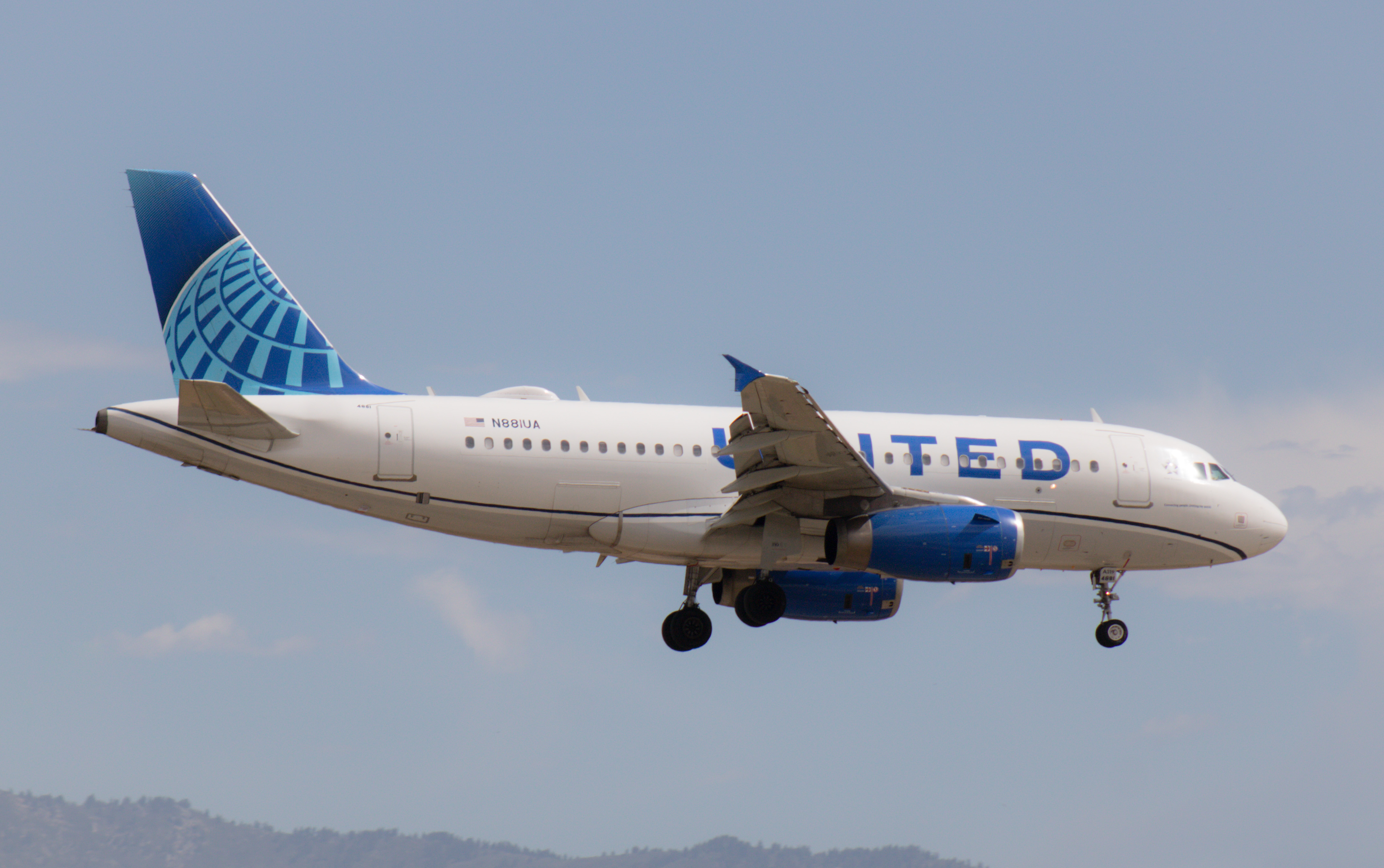 Full size: United Airlines Airbus A319 N881UA at Boise Air Terminal/Gowen Field