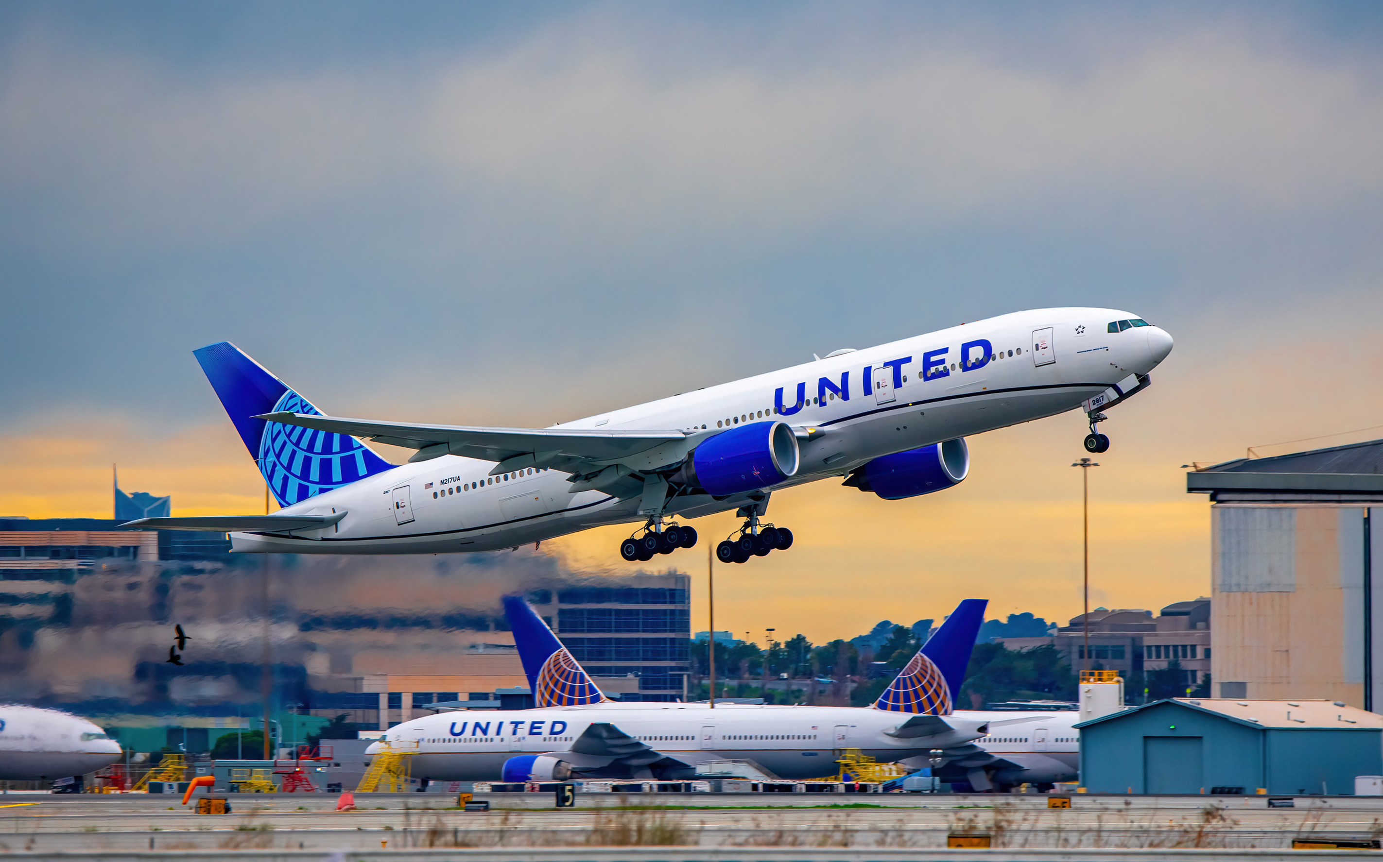 Full size: United Airlines Boeing 777-200ER N217UA at San Francisco International Airport