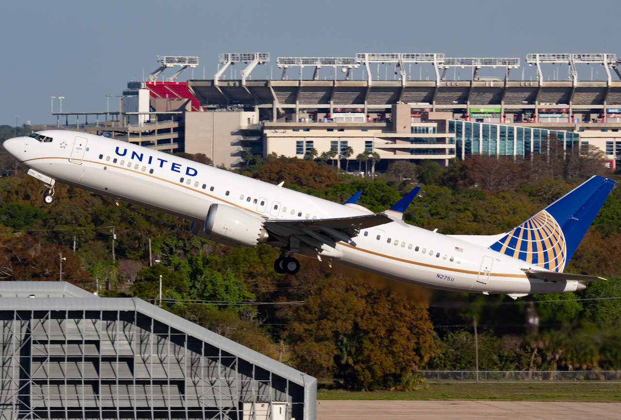 Full size: United Airlines Boeing 737 MAX 9 N27511 at Tampa International Airport