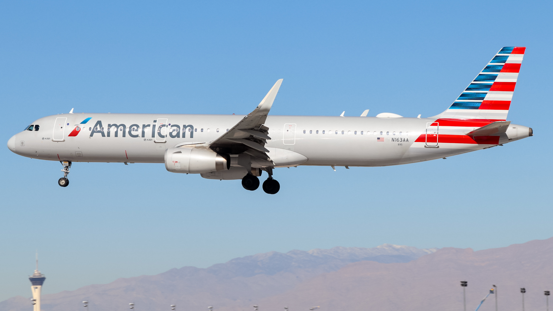 Full size: American Airlines Airbus A321-200 N163AA at Harry Reid International Airport
