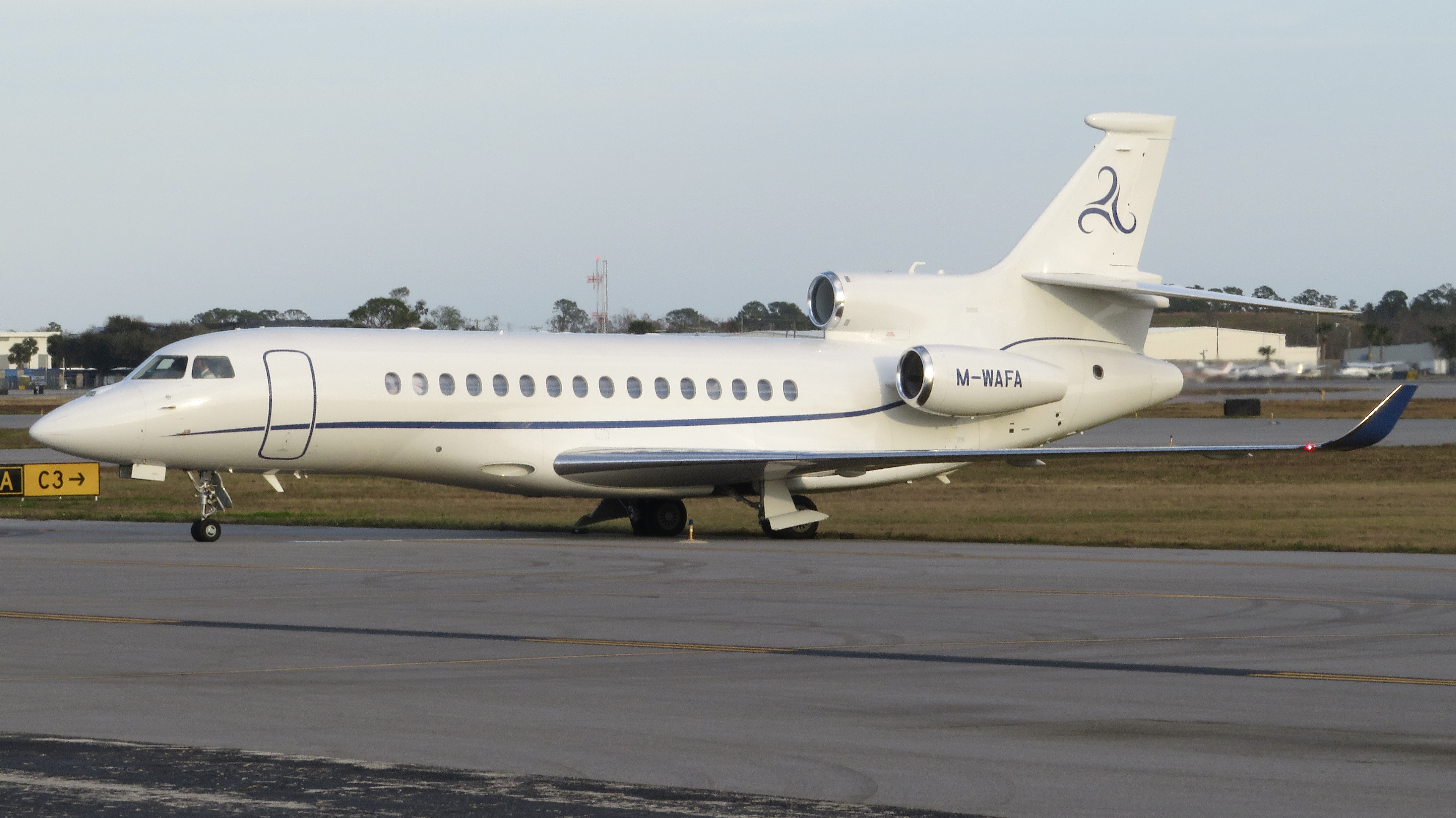 Full size: PRIVATE Dassault Falcon 8X M-WAFA at Daytona Beach International Airport