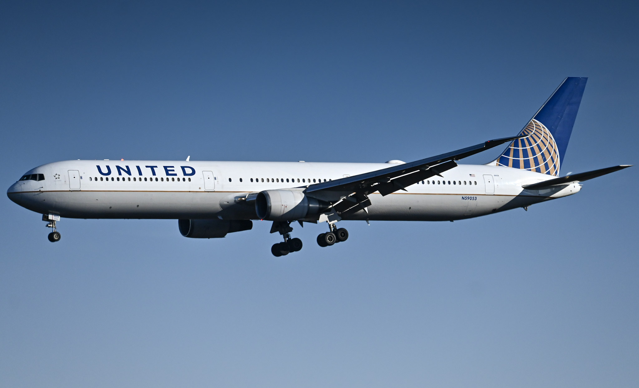 Full size: United Airlines Boeing 767-400ER N59053 at Washington Dulles International Airport