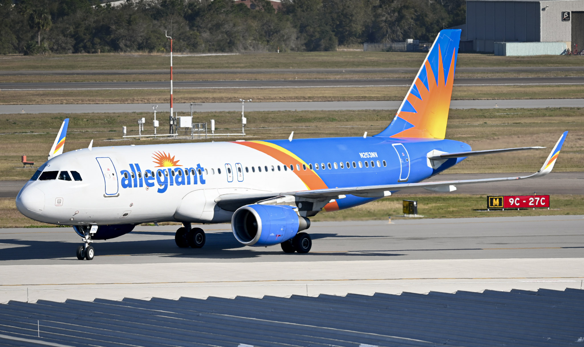 Full size: Allegiant Air Airbus A320 N253NV at Orlando Sanford International Airport