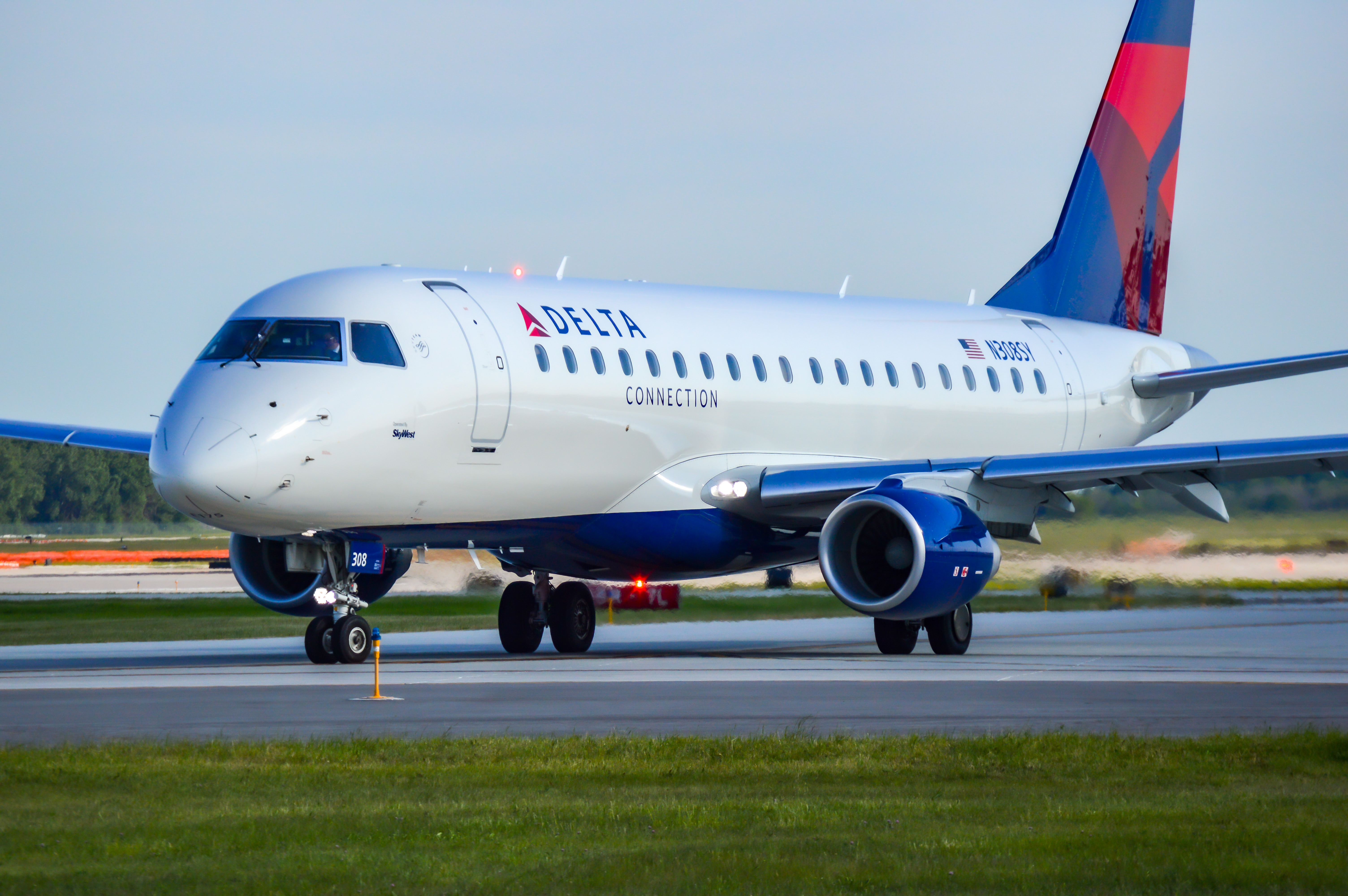 Full size: SkyWest Airlines Embraer E175 N308SY at General Mitchell International Airport