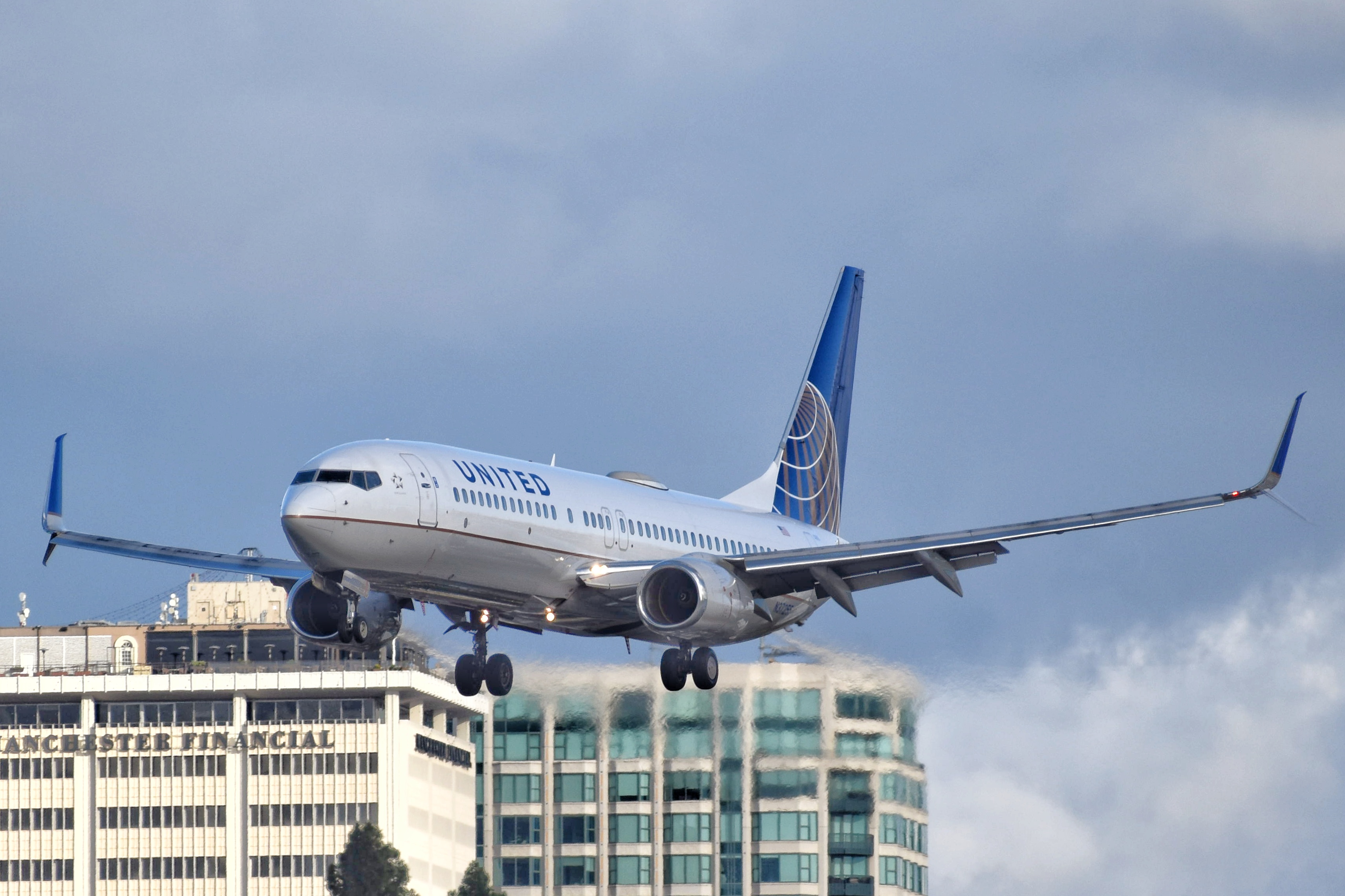 Full size: United Airlines Boeing 737-800 N37255 at San Diego International Airport