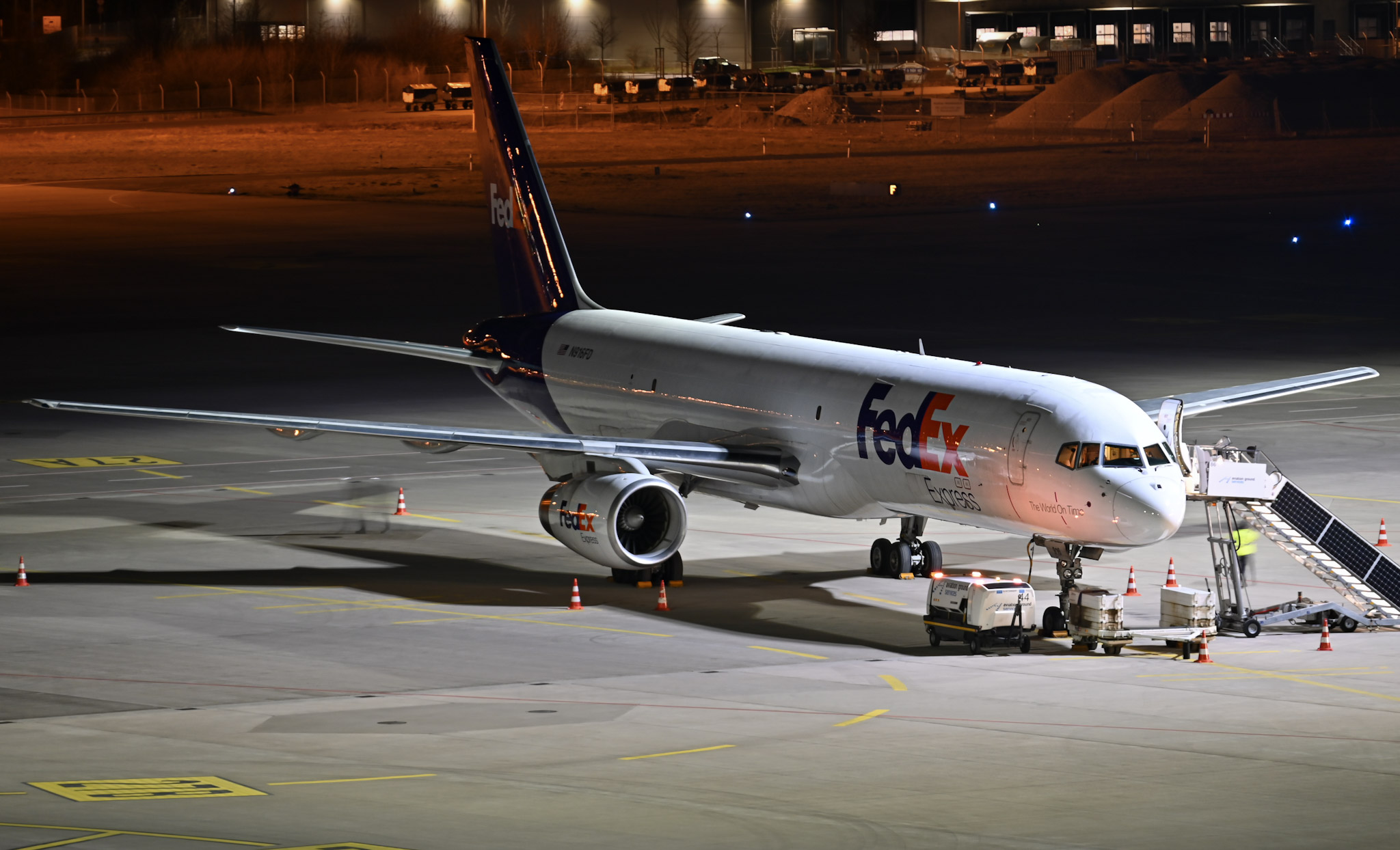 Full size: FedEx Boeing 757-200F N916FD at Hannover Langenhagen Airport