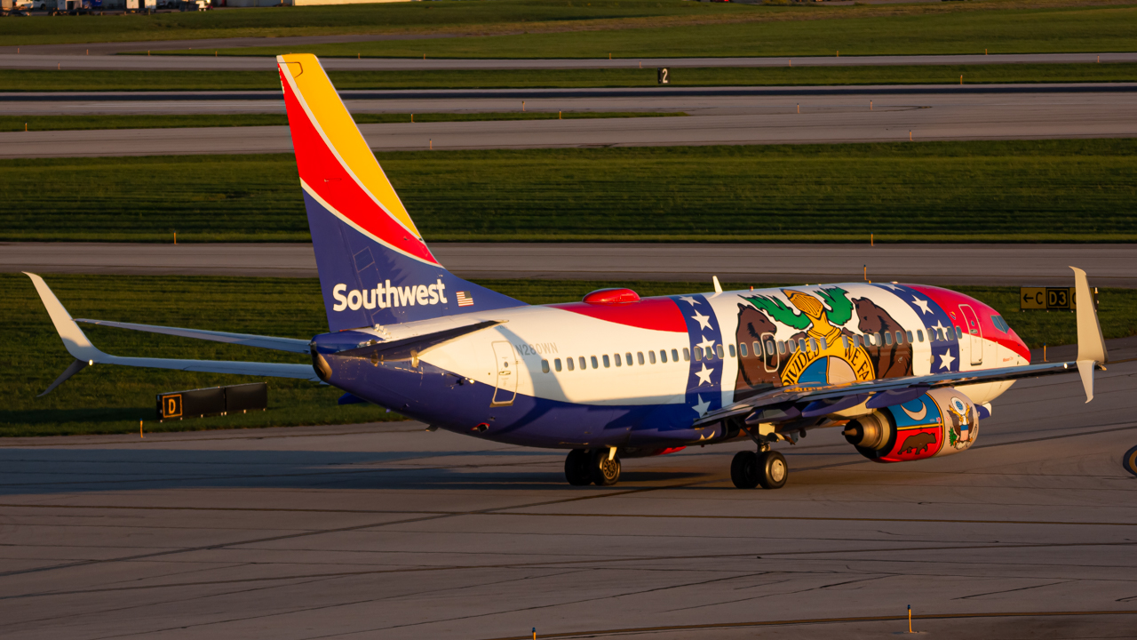 Full size: Southwest Airlines Boeing 737-700 N280WN at John Glenn Columbus International Airport