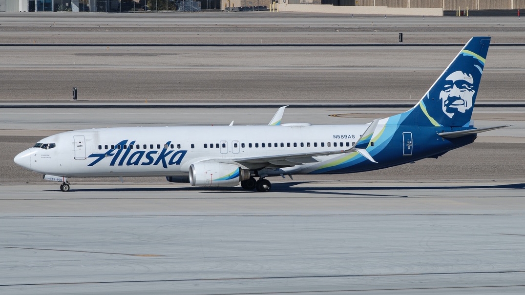 Full size: Alaska Airlines Boeing 737-800 N589AS at Harry Reid International Airport