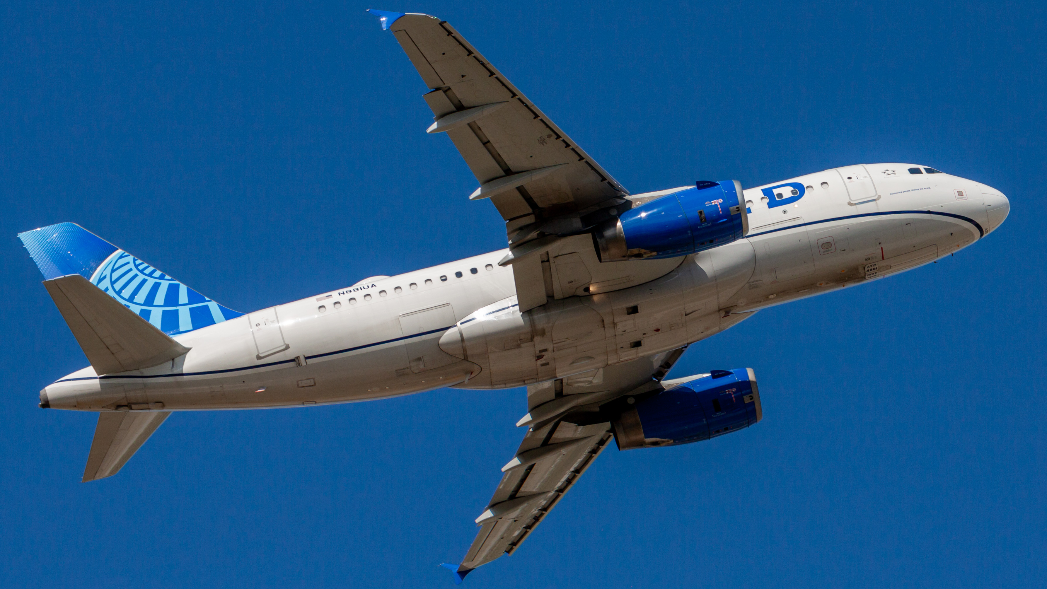 Full size: United Airlines Airbus A319 N881UA at Houston-George Bush Intercontinental Airport