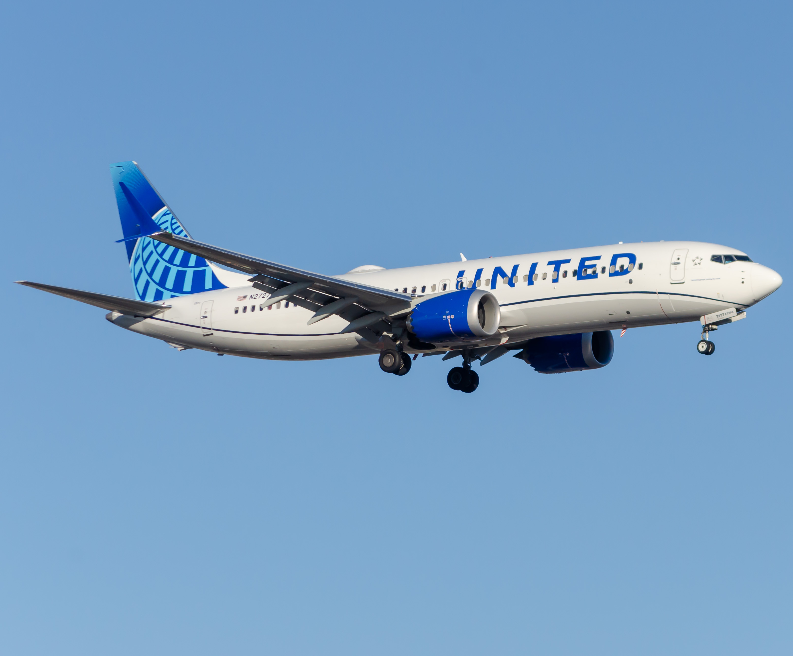 Full size: United Airlines Boeing 737 MAX 8 N27277 at Newark Liberty International Airport