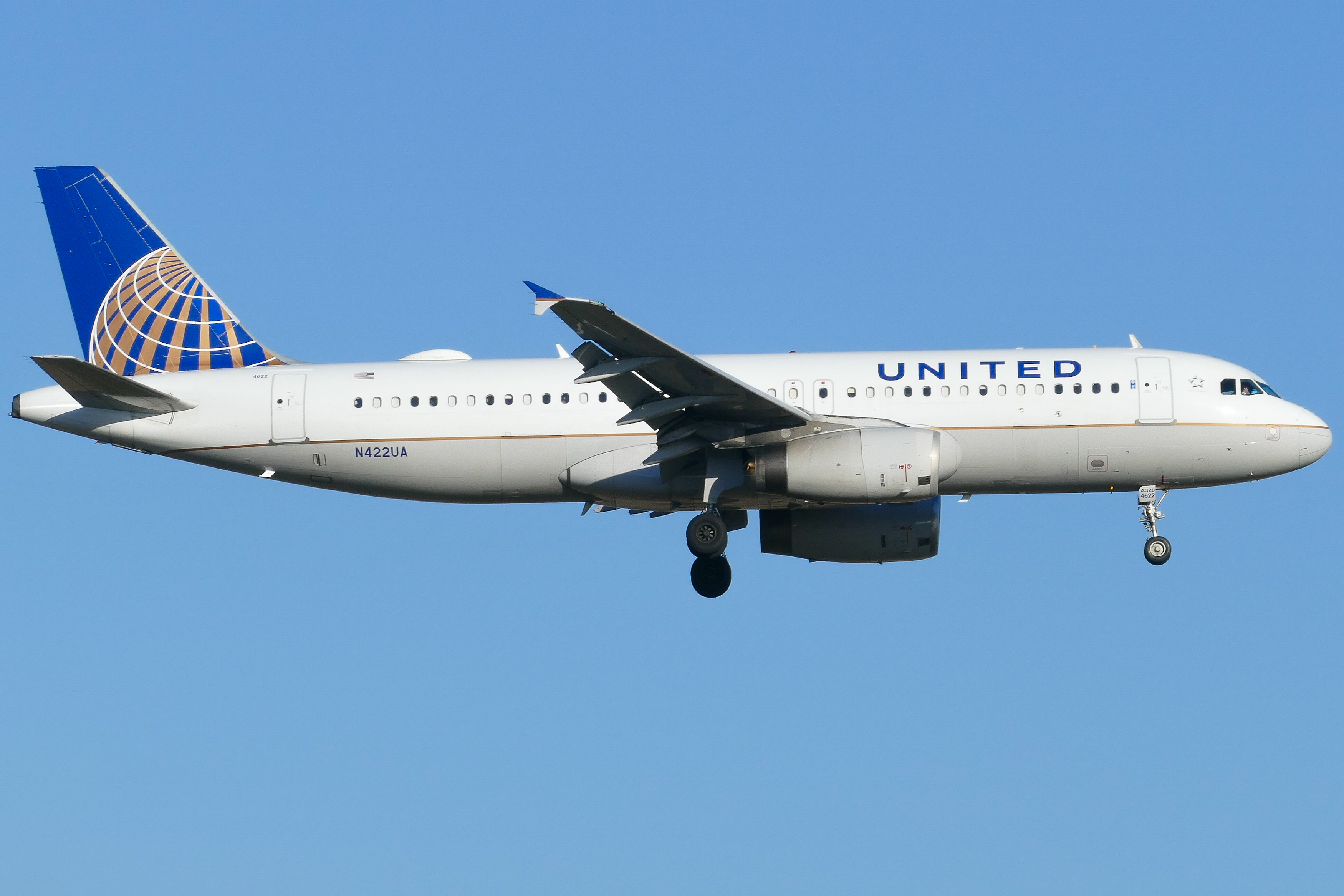Full size: United Airlines Airbus A320 N422UA at Austin-Bergstrom International Airport