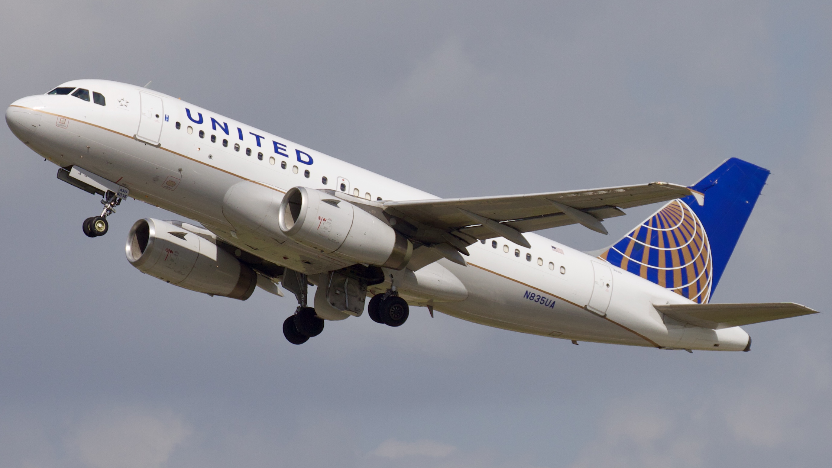 Full size: United Airlines Airbus A319 N835UA at Houston-George Bush Intercontinental Airport