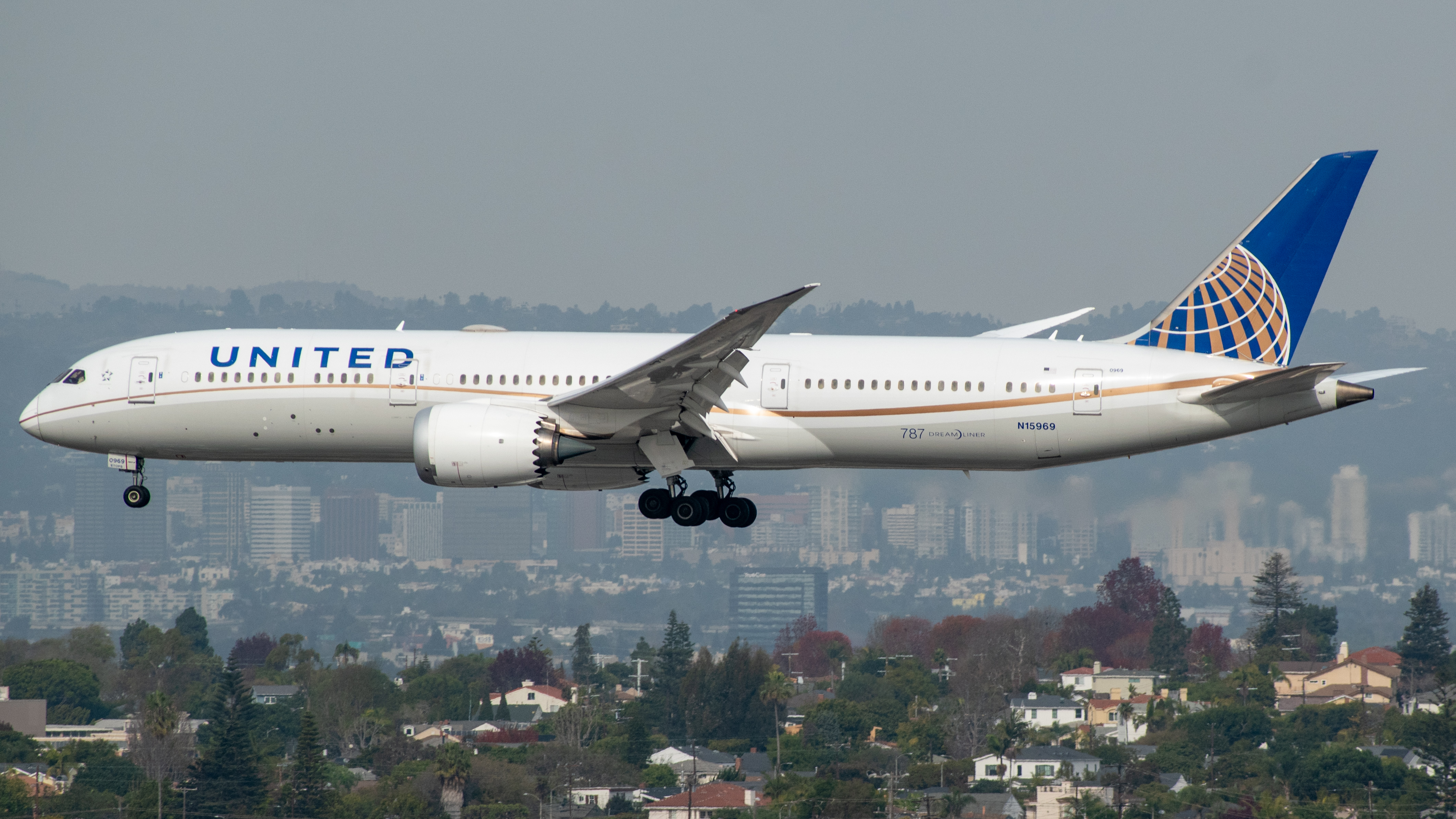 Full size: United Airlines  Boeing 787-9 N15969 at Los Angeles International Airport
