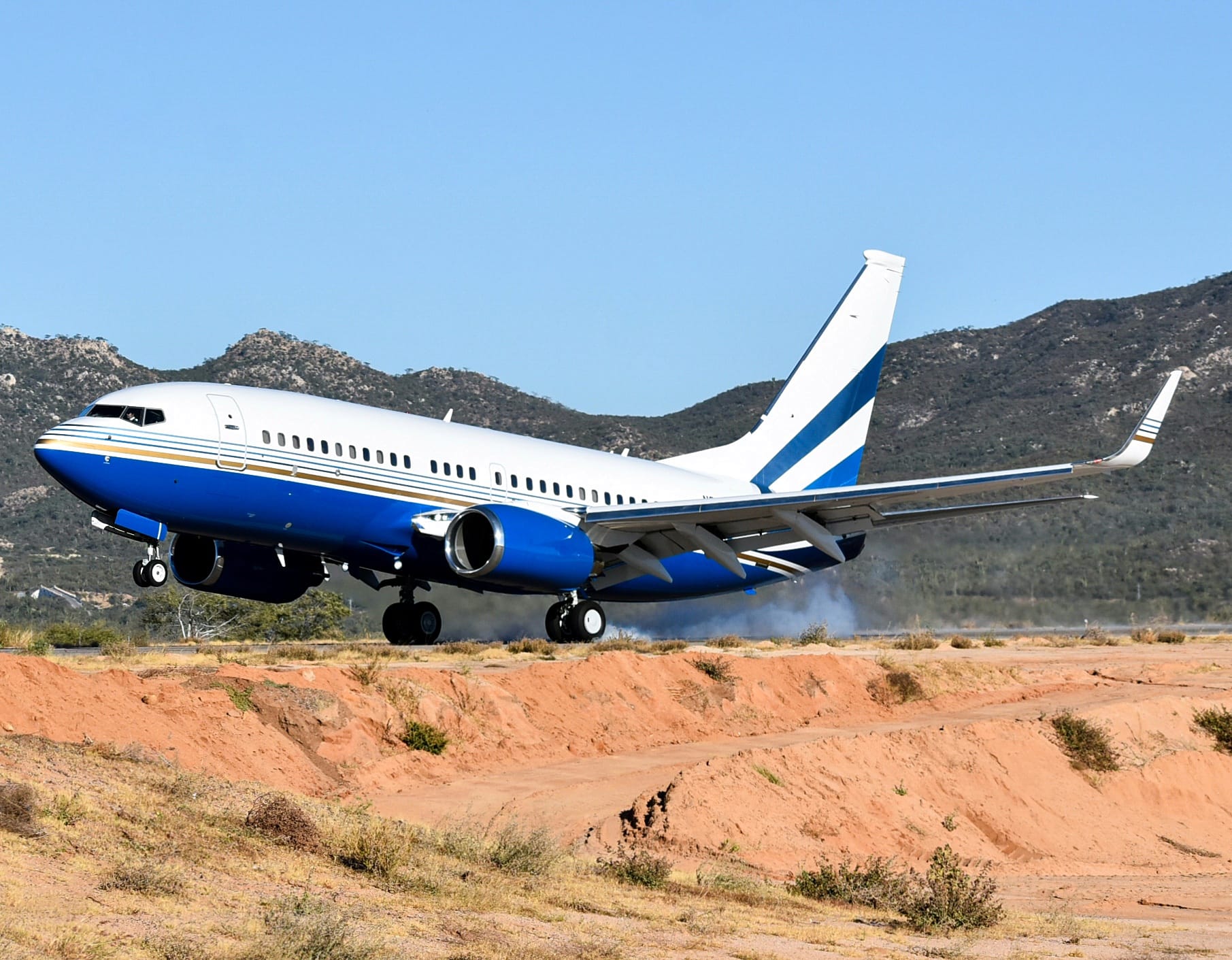 Full size: Las Vegas Sands  Boeing 737-700 N885LS at Aeropuerto de Cabo San Lucas Internacional
