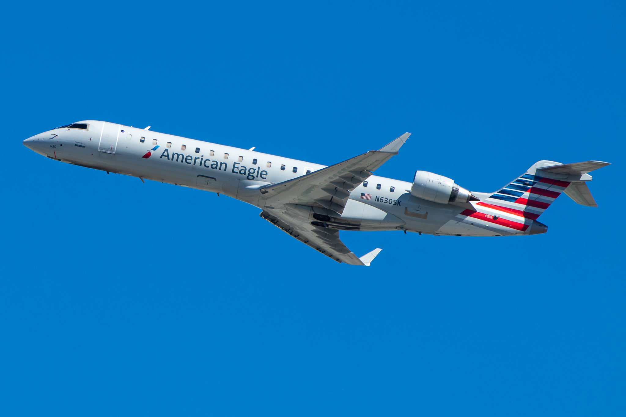 Full size: American Eagle Mitsubishi CRJ-700 N630SK at Los Angeles International Airport